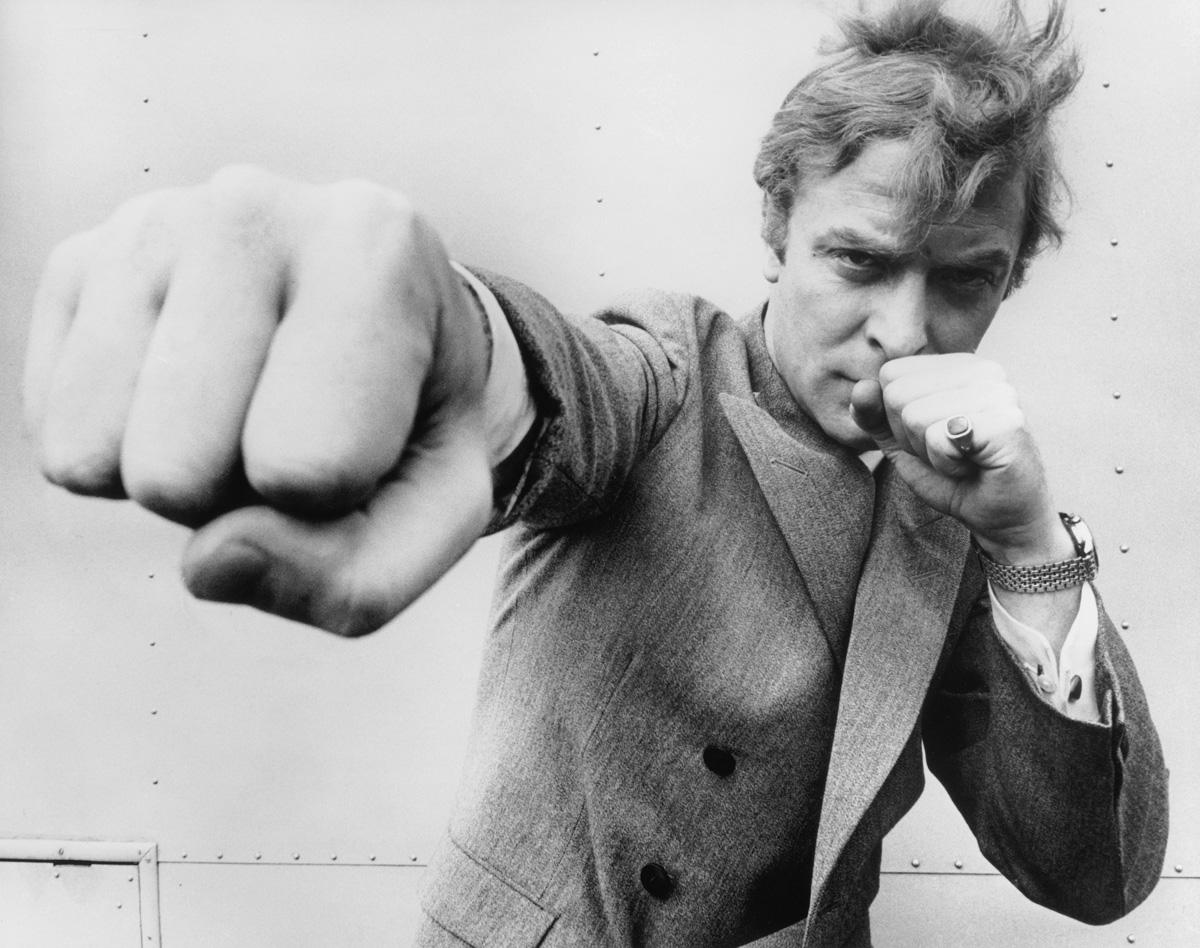 Black and White Photograph di Unknown - Caine che prende a pugni, 1967 - Stampa monocromatica, Getty Archive Ritratto di Michael Caines