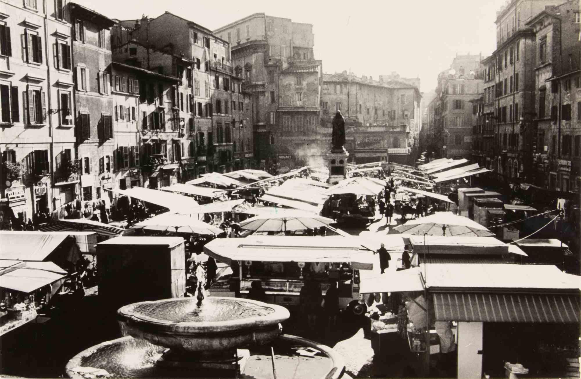 Portrait Photograph Unknown - Campo dei Fiori, Rome - Photographie vintage, années 1950