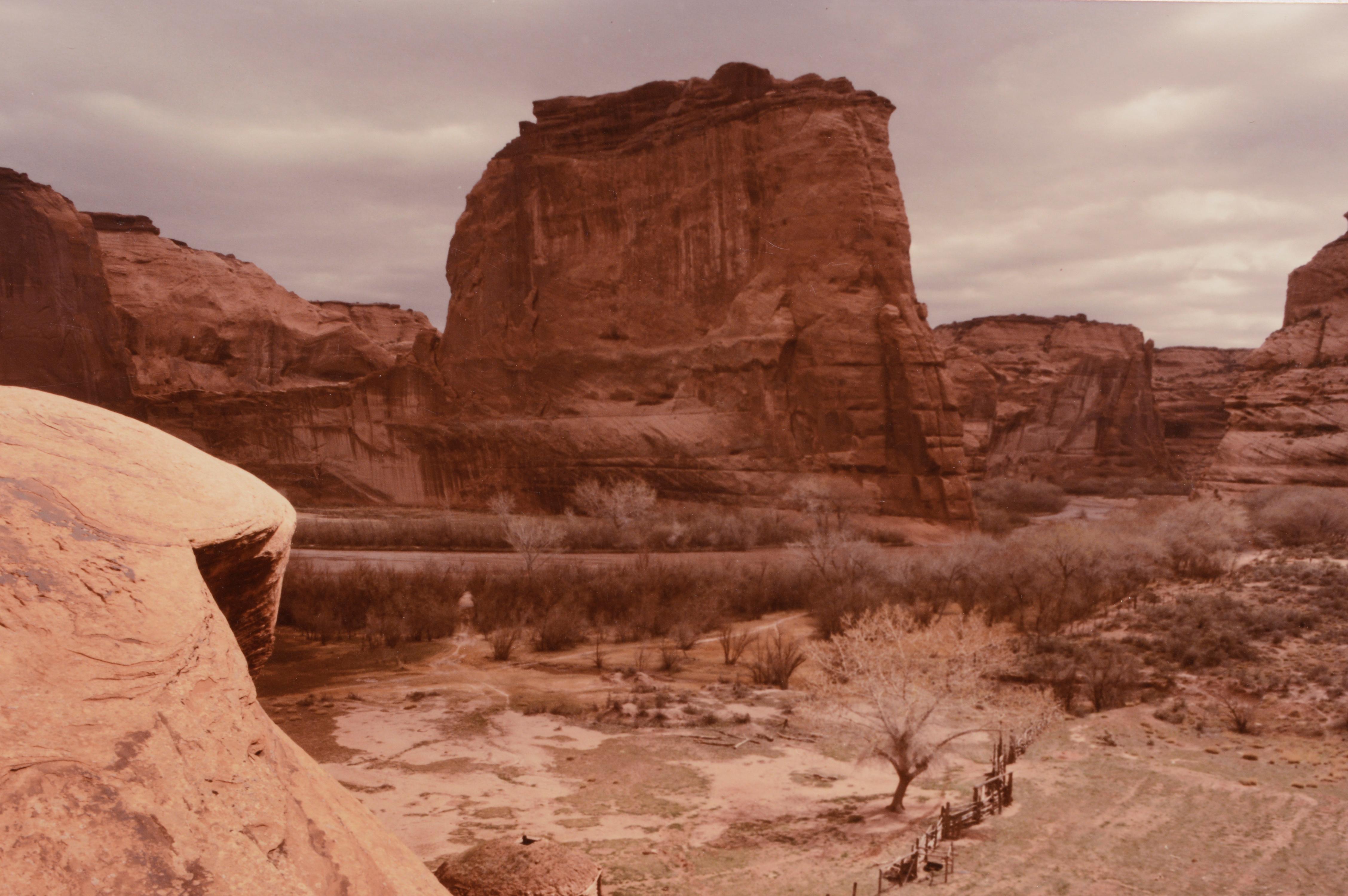 Photographie emblématique du paysage désertique du Canyon de Chelly National Monument par un artiste inconnu (américain, 20e siècle), 1984. Signé 