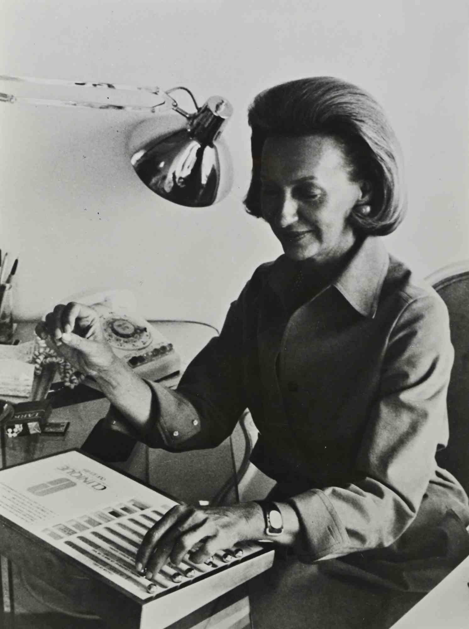 Carol Phillips au bureau - Photographie d'époque - Milieu du 20e siècle