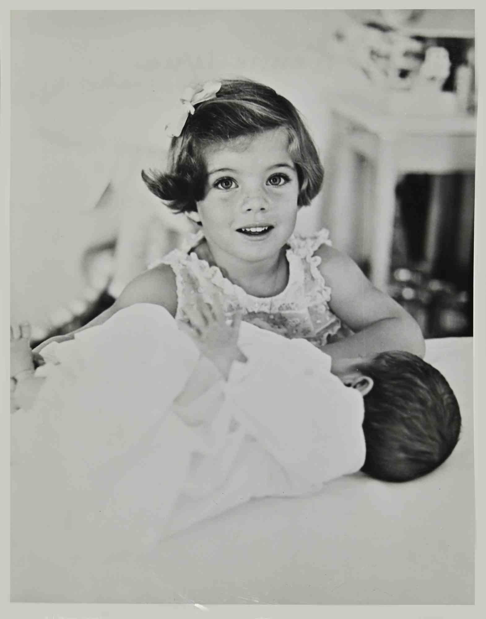 Unknown Figurative Photograph – Caroline Kennedy mit Kind John – Vintage-Fotografie – 1960er Jahre