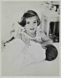 Caroline Kennedy avec un enfant John - Photographie vintage, années 1960