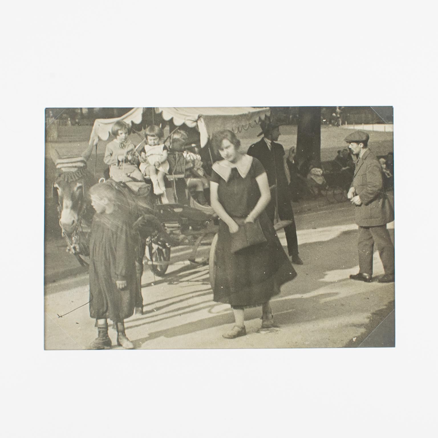 Kutschenfahrt in Pariser Garten, 1930, Silber-Gelatine-Schwarz-Weiß-Fotografie – Photograph von Unknown