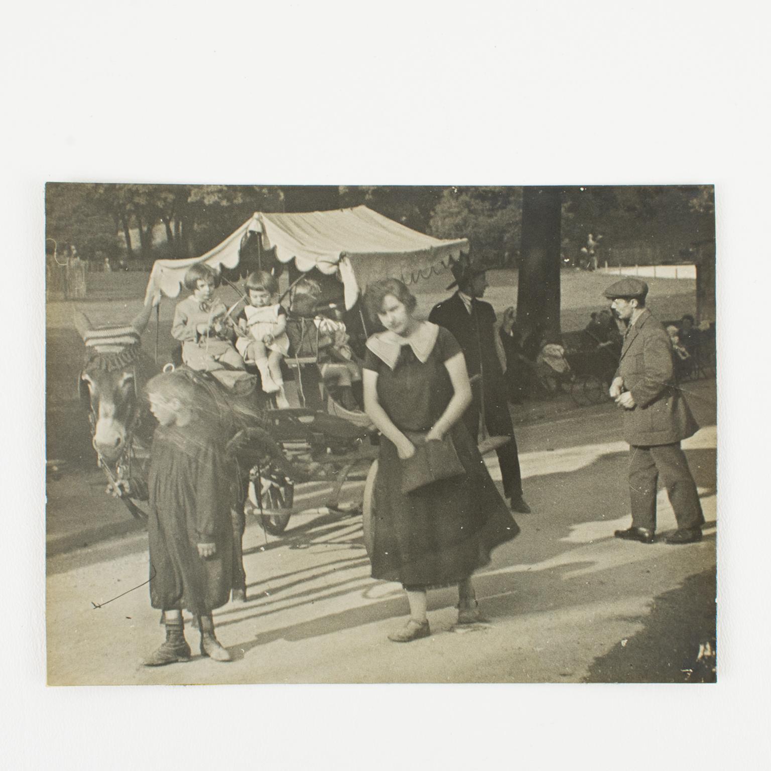 Kutschenfahrt in Pariser Garten, 1930, Silber-Gelatine-Schwarz-Weiß-Fotografie (Art déco), Photograph, von Unknown