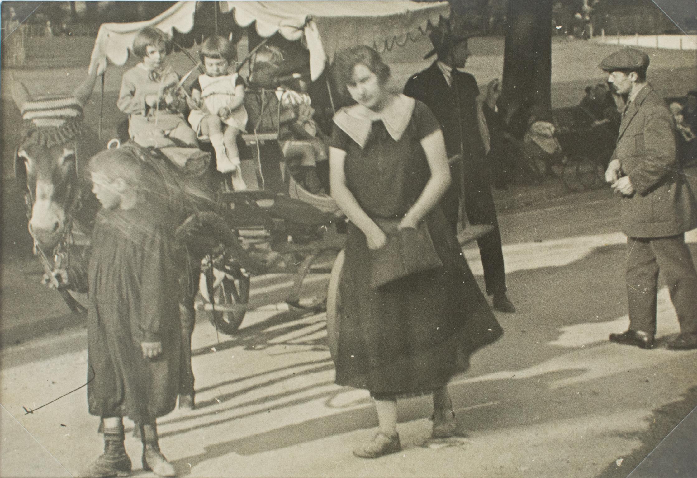 Kutschenfahrt in Pariser Garten, 1930, Silber-Gelatine-Schwarz-Weiß-Fotografie