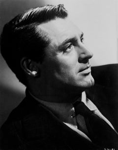 Ritratto di profilo drammatico di Cary Grant