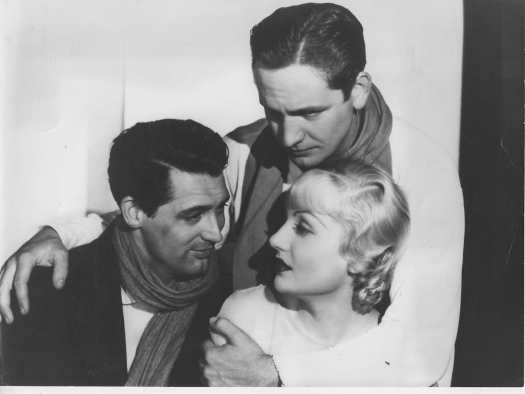 Unknown Figurative Photograph – Cary Grant auf dem Set von „Der Adler und der Hawk“ – 1933 