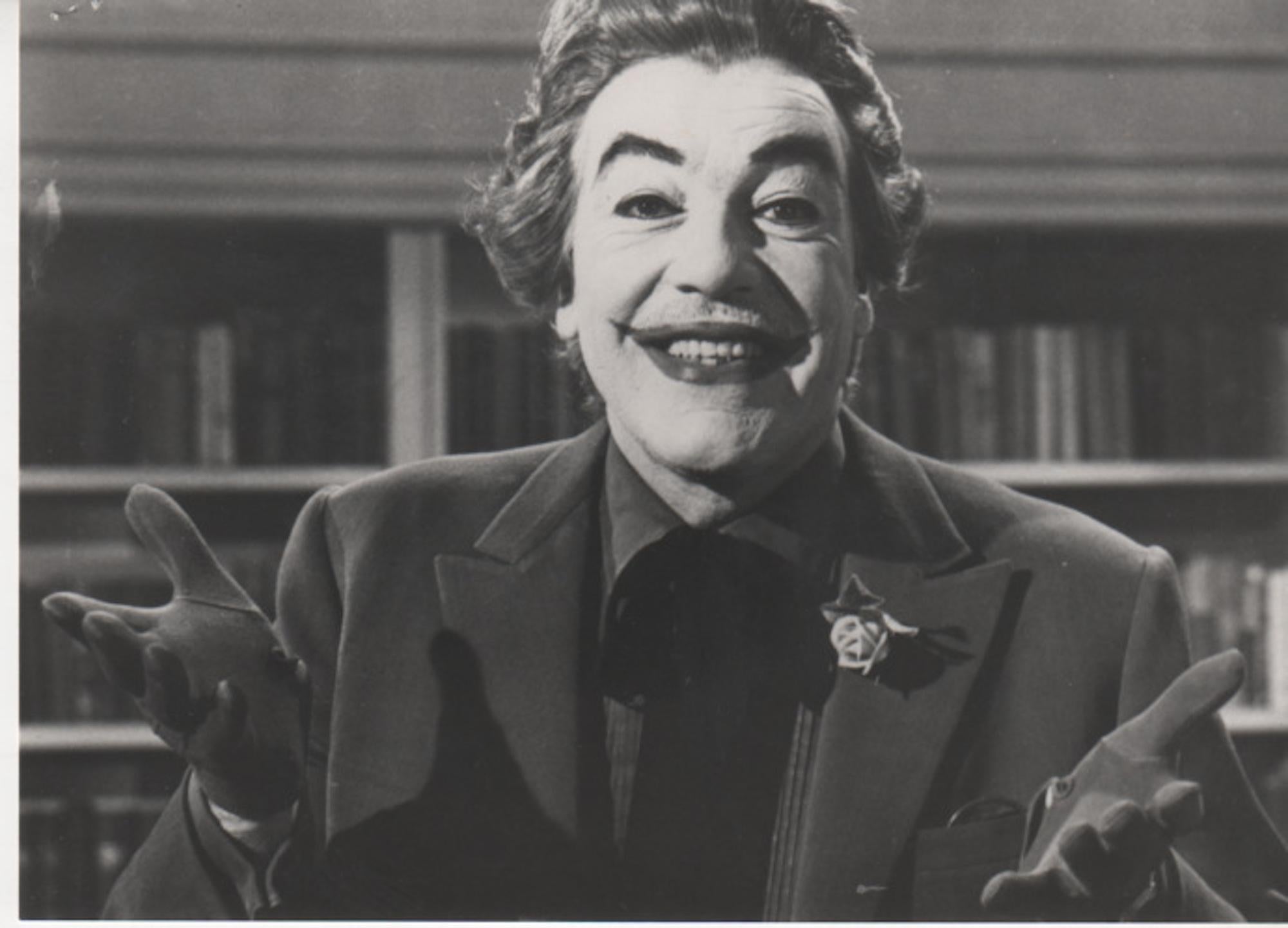 Unknown Portrait Photograph – Als „The Joker“ – Vintage-Foto von 1966 von Cesar Romero