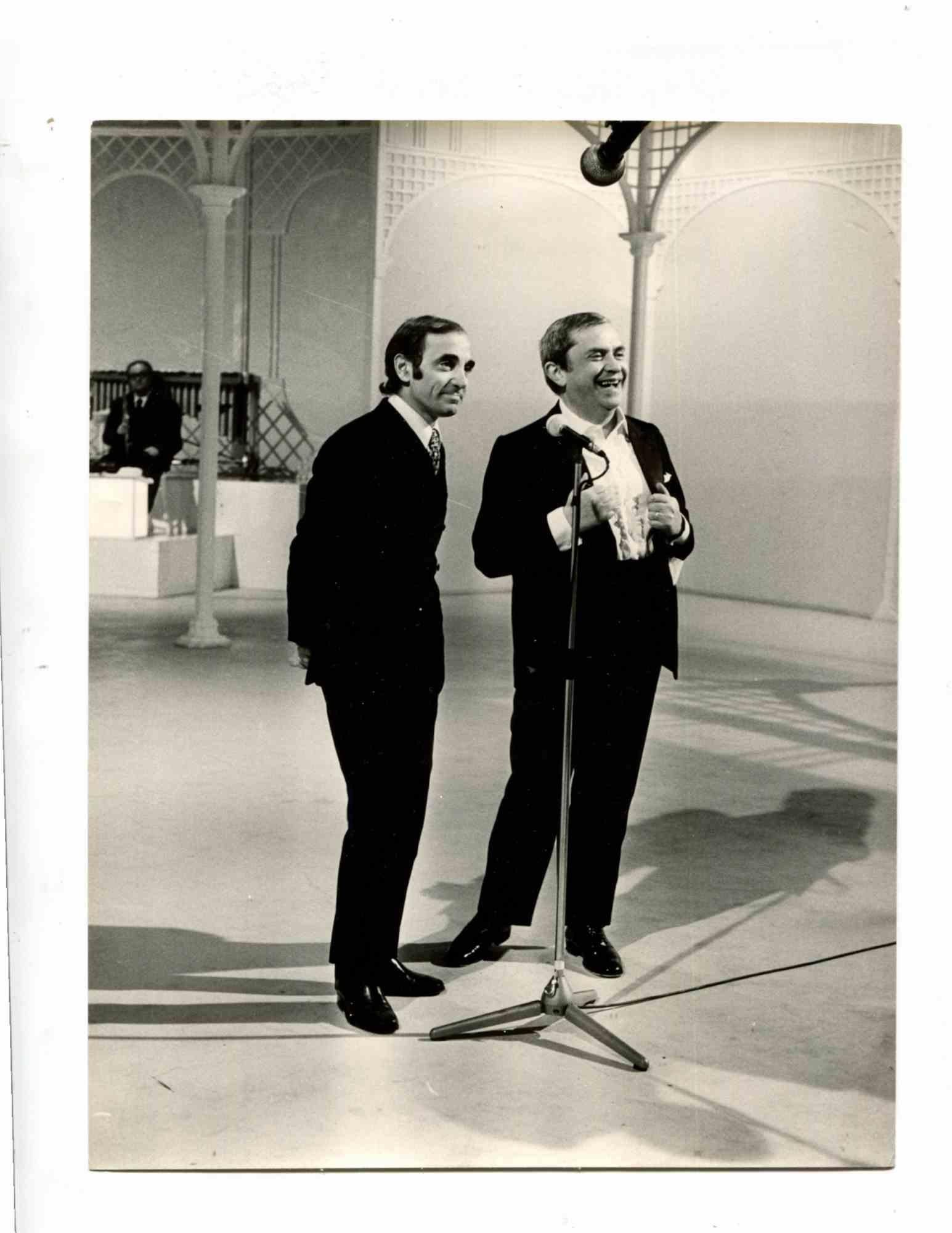Figurative Photograph de Unknown - Charles Aznavour y Paolo Panelli - Foto histórica - Años 60