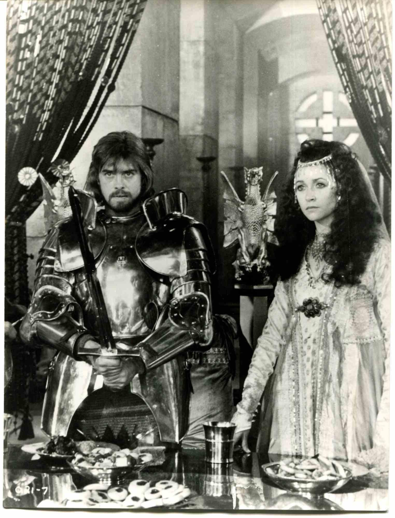 Portrait Photograph de Unknown - Cherie Lunghi y Nigel Terry en el plató de "Excalibur" - 1981
