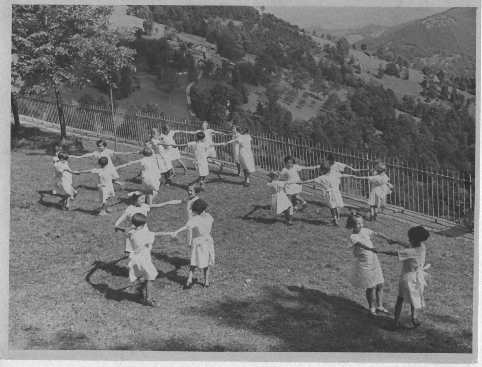 Unknown Figurative Photograph – Kinder beim Spielen im Freien während des Faschismus in Italien – Vintage b/w Foto – 1930 c.a.