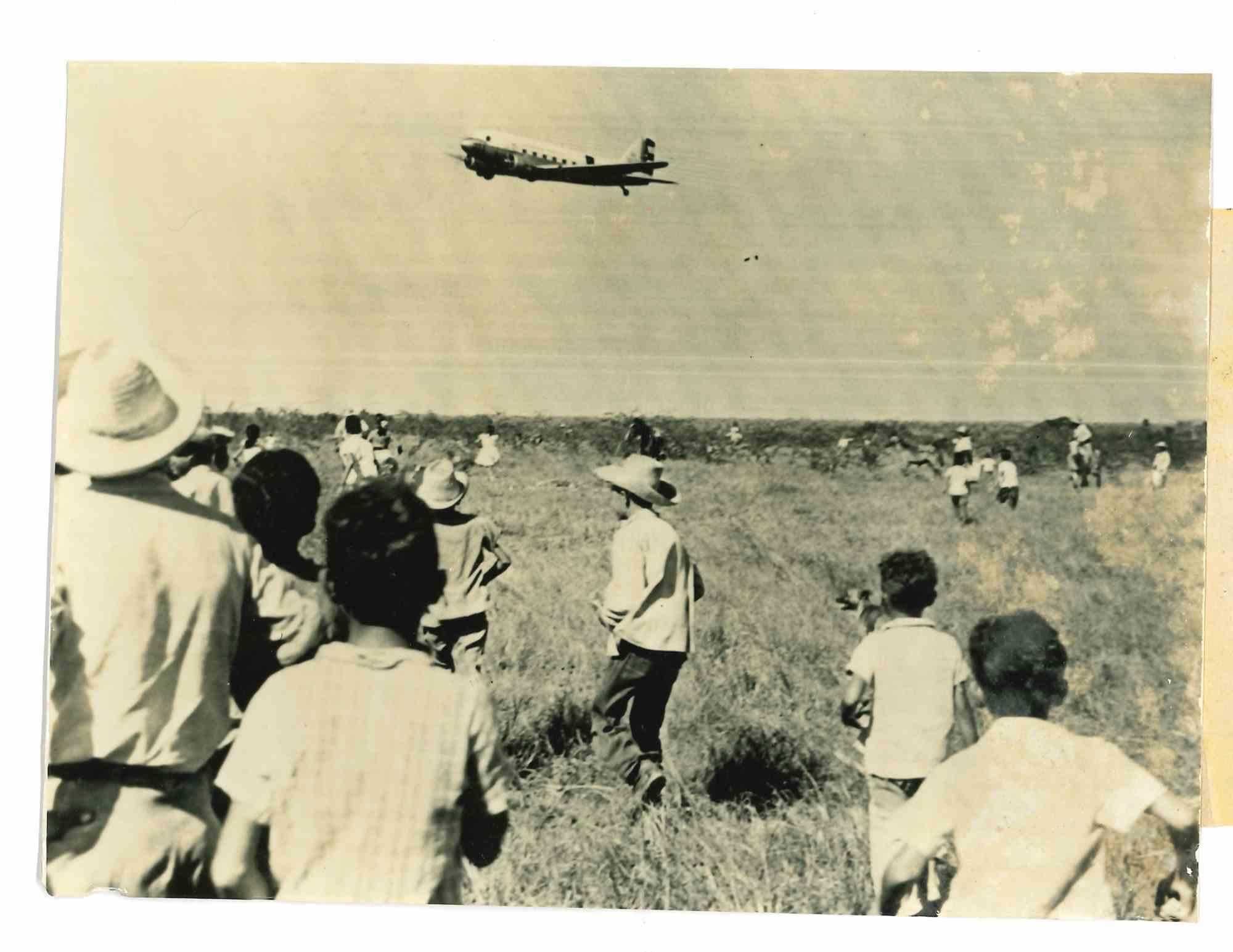 Unknown Figurative Photograph – Schokoladen-Flugzeug in Kuba  - Historisches Foto   - 1960s