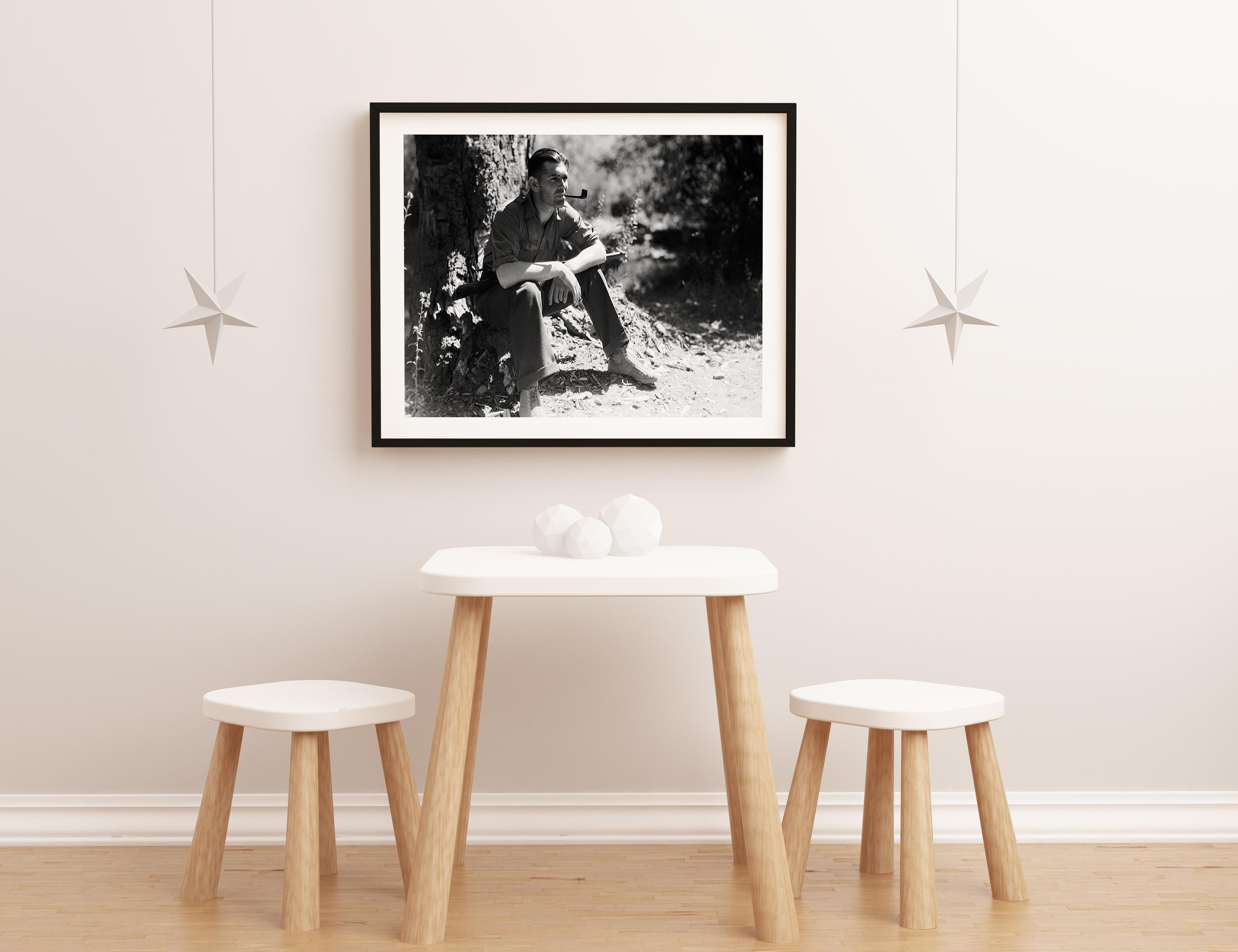Clark Gable Smoking Under a Tree Globe Photos Fine Art Print im Angebot 2