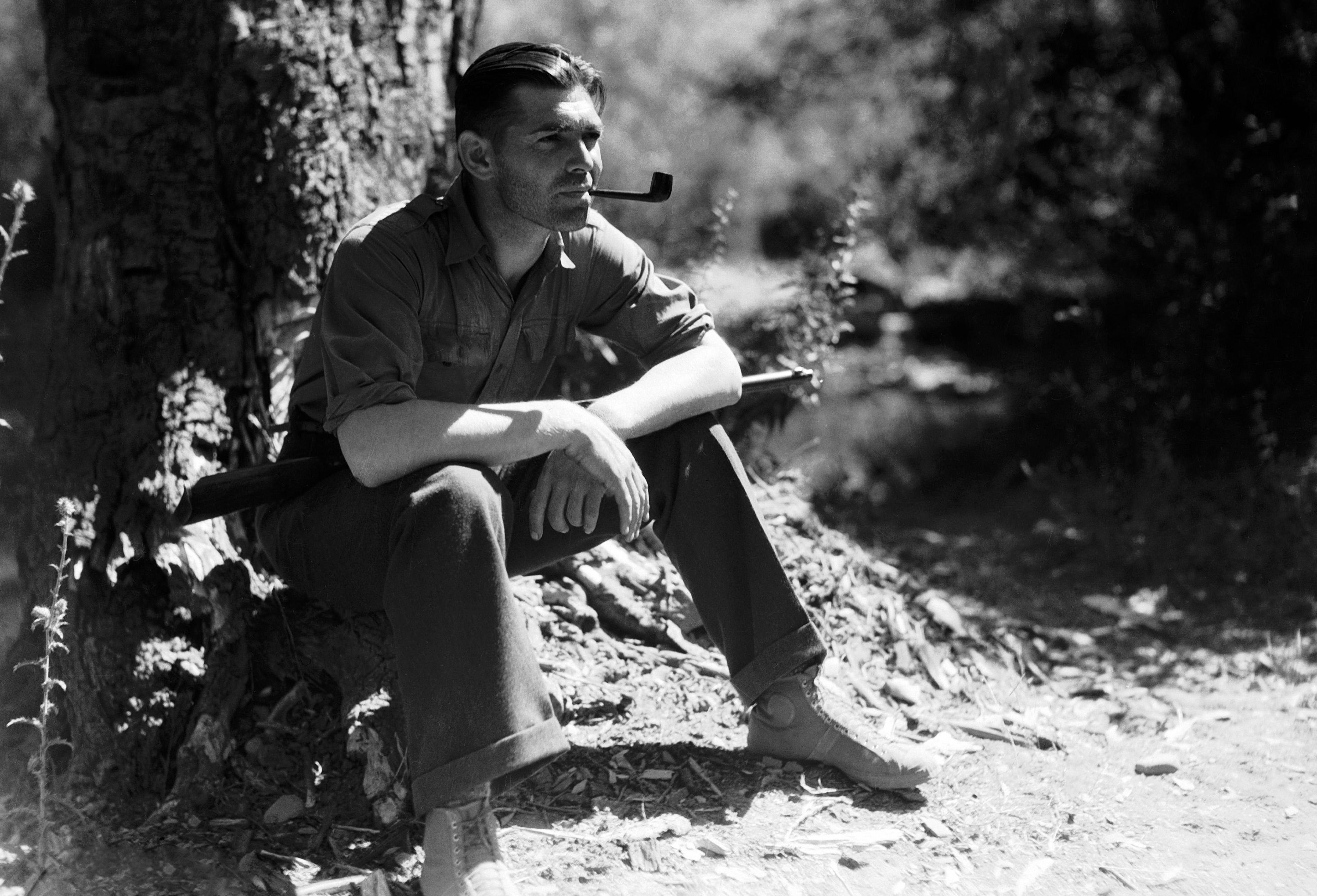 Unknown Portrait Photograph – Clark Gable Smoking Under a Tree Globe Photos Fine Art Print