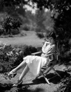 Claudette Colbert in der Nature-Szene