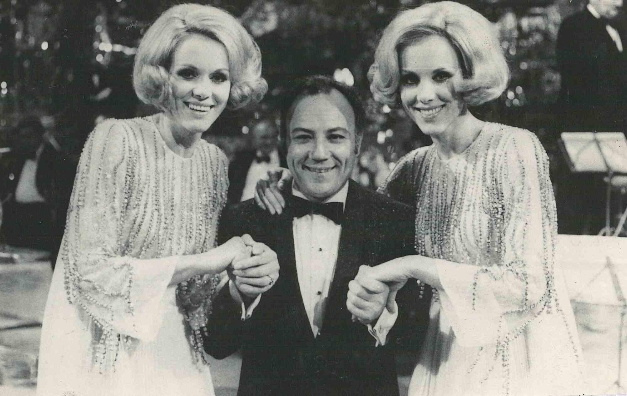 Figurative Photograph de Unknown - Claudio Villa y los gemelos Kessler - Foto de época - Años 60