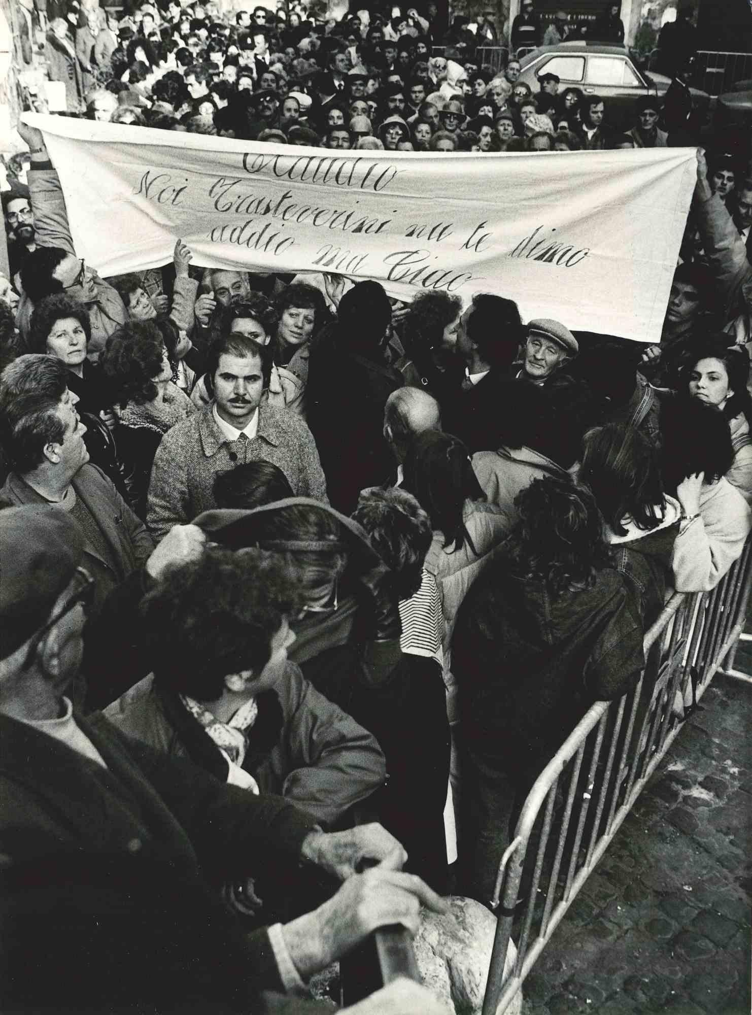 Figurative Photograph di Unknown - Funerali di Claudio Villa - Foto d'epoca - Anni '80