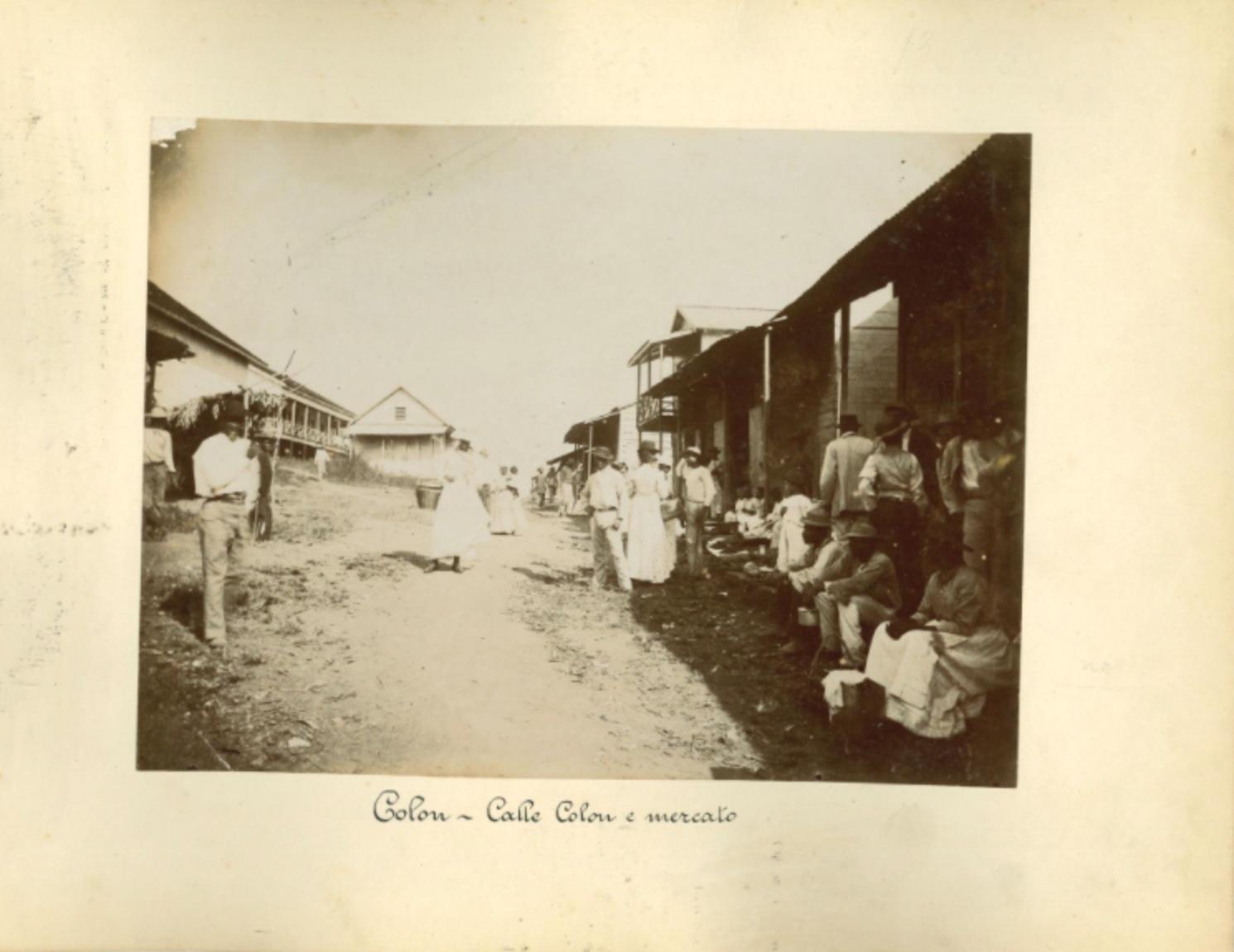 Landscape Photograph di Unknown - Baia di Colon e mercato di Colon - Foto originale d'epoca - 1880