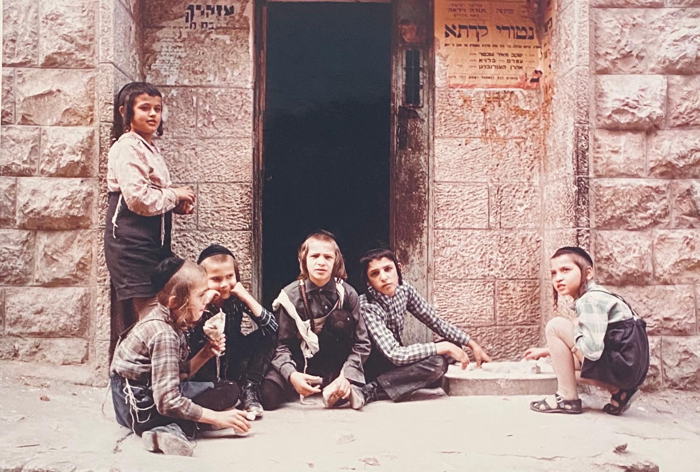 Color Photograph di Unknown - Fotografia colorata di bambini Nerturei Karta che giocano