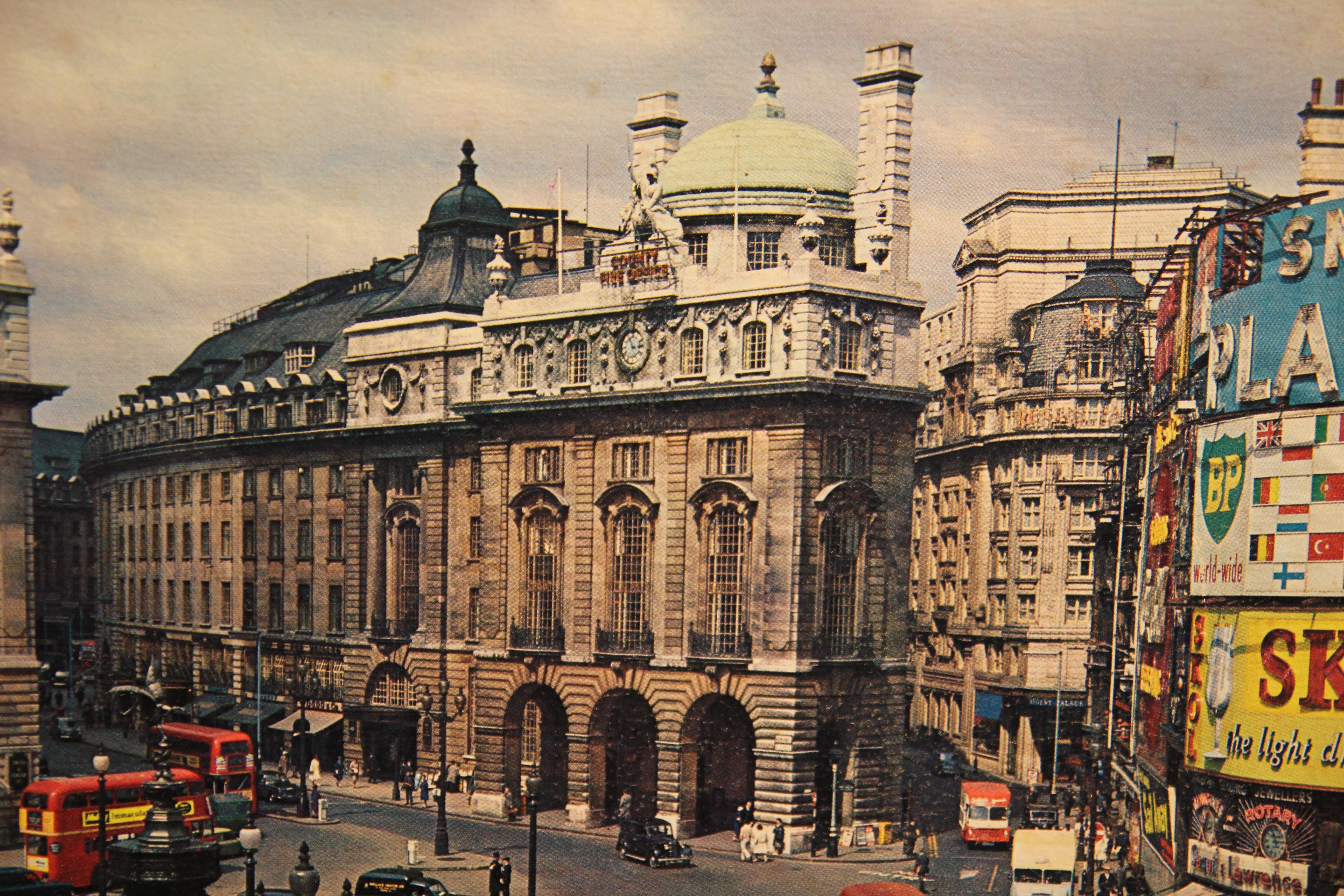 Escena callejera coloreada de la plaza de Piccadilly Circus Londres, Inglaterra - Photograph de Unknown