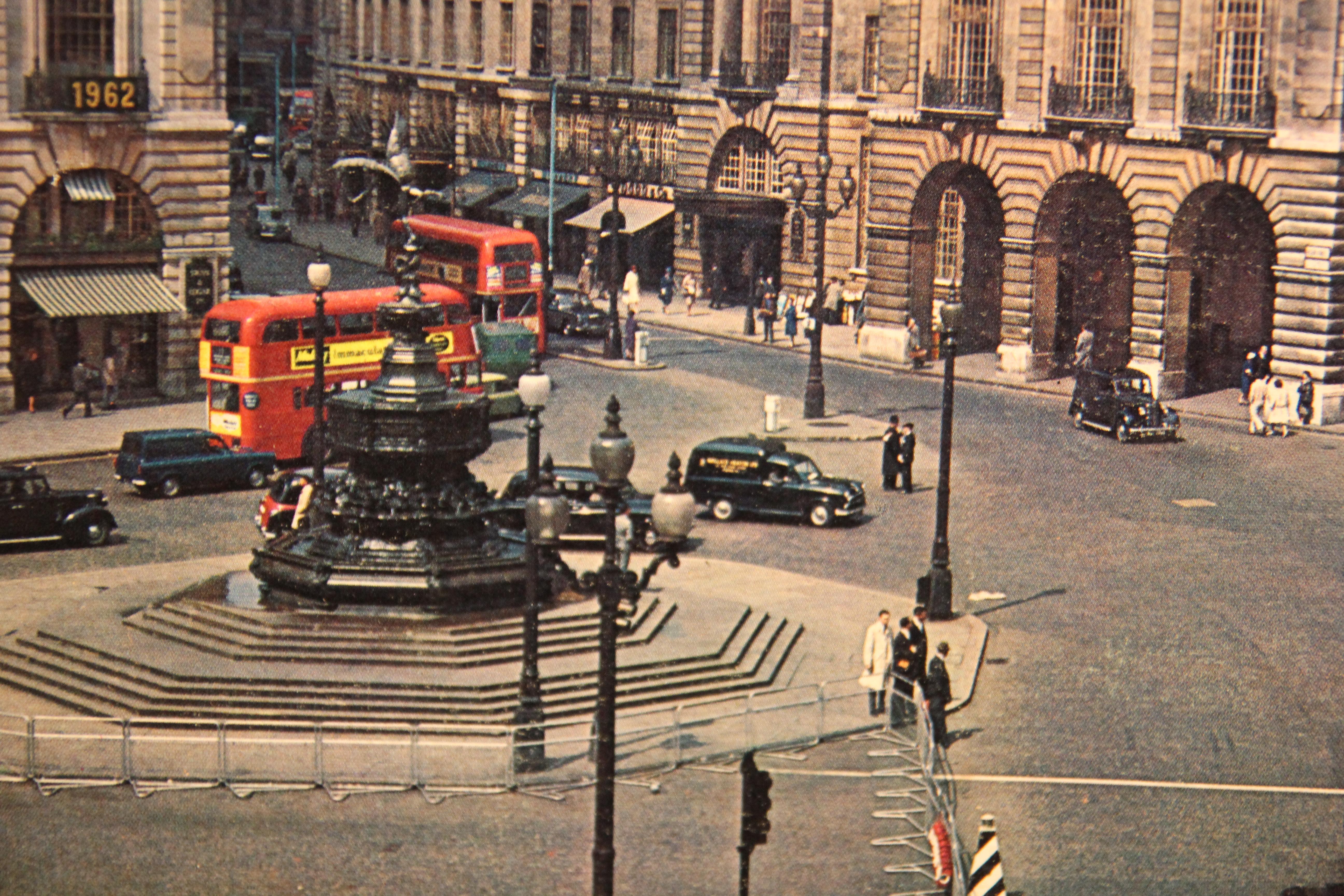 Escena callejera coloreada de la plaza de Piccadilly Circus Londres, Inglaterra - Photograph Fotorrealista de Unknown