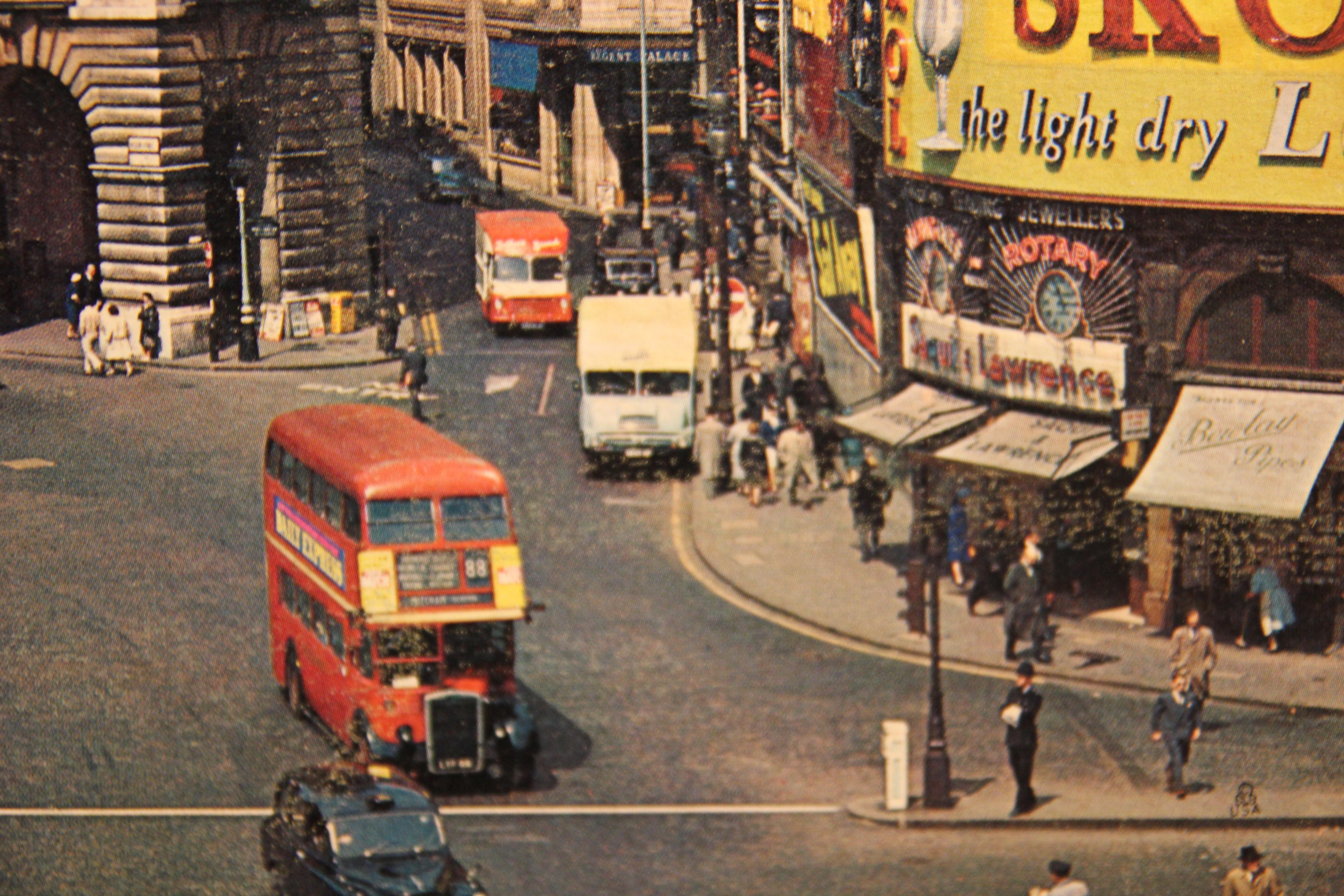 Escena callejera coloreada de la plaza de Piccadilly Circus Londres, Inglaterra - Color Photograph Gris de Unknown