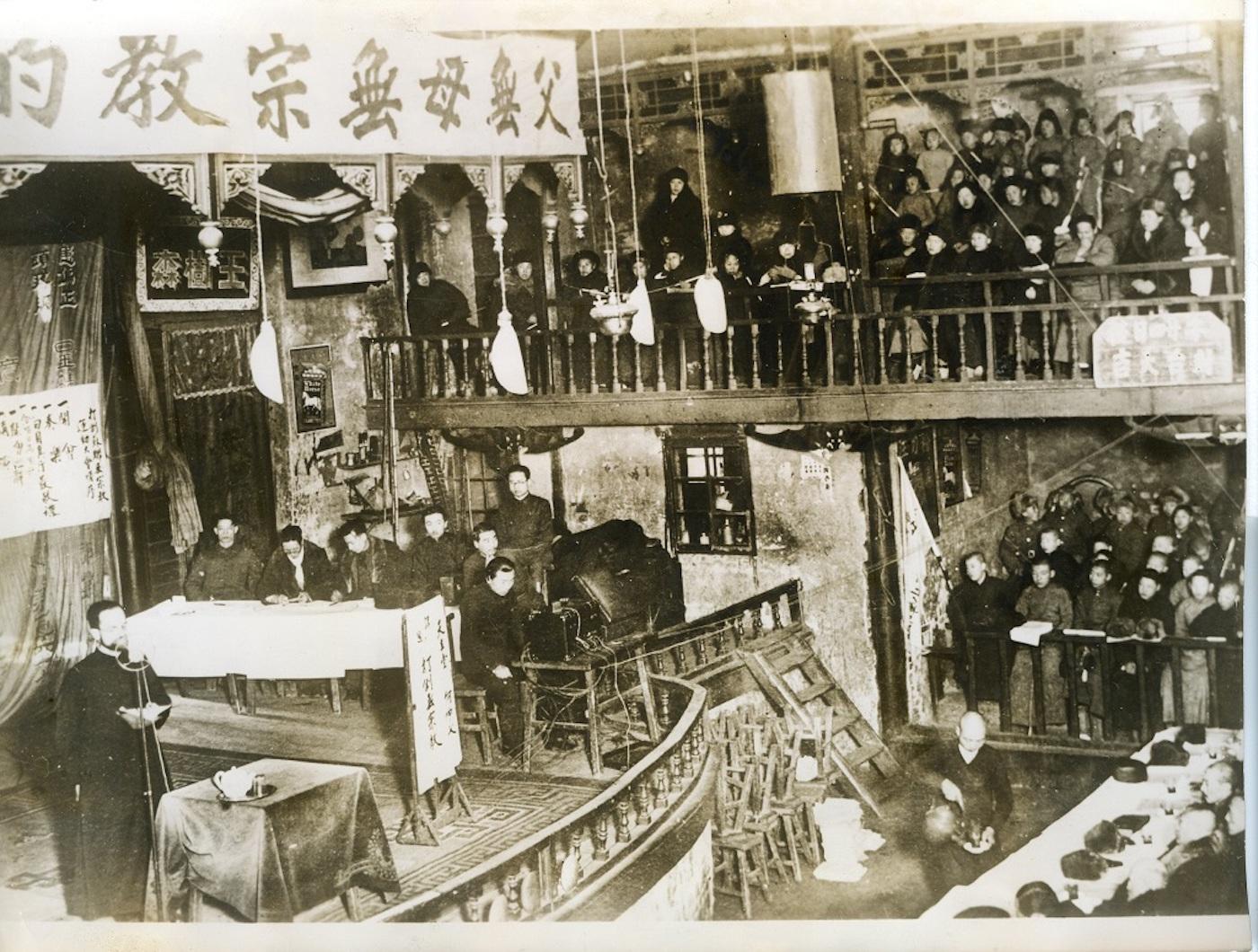 Unknown Black and White Photograph – Konferenz im Theater von Qiqihar (China) – Vintage-Foto 1939
