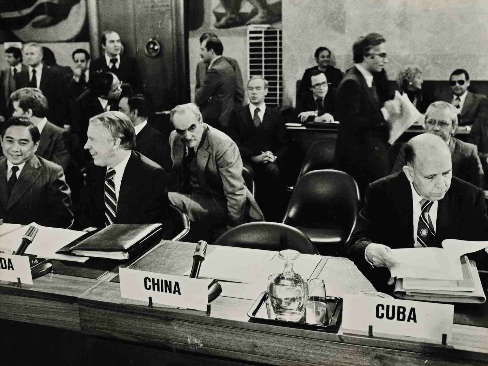 Portrait Photograph Unknown - Conference on Disarmament à Lausanne - photo vintage - 1979