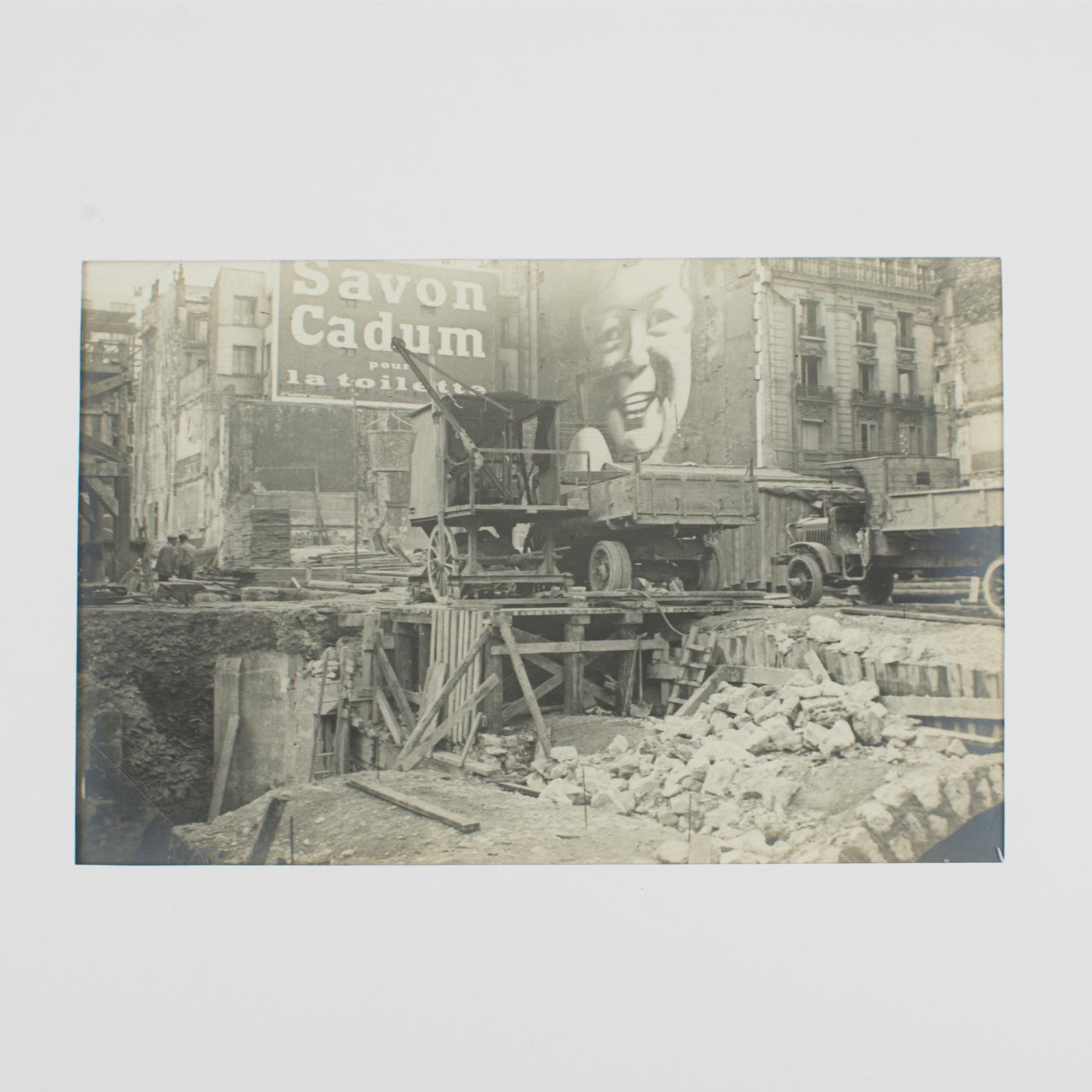 Construcción en el bulevar Haussmann, París 1926 - Fotografía en gelatina de plata B y W - Photograph de Unknown