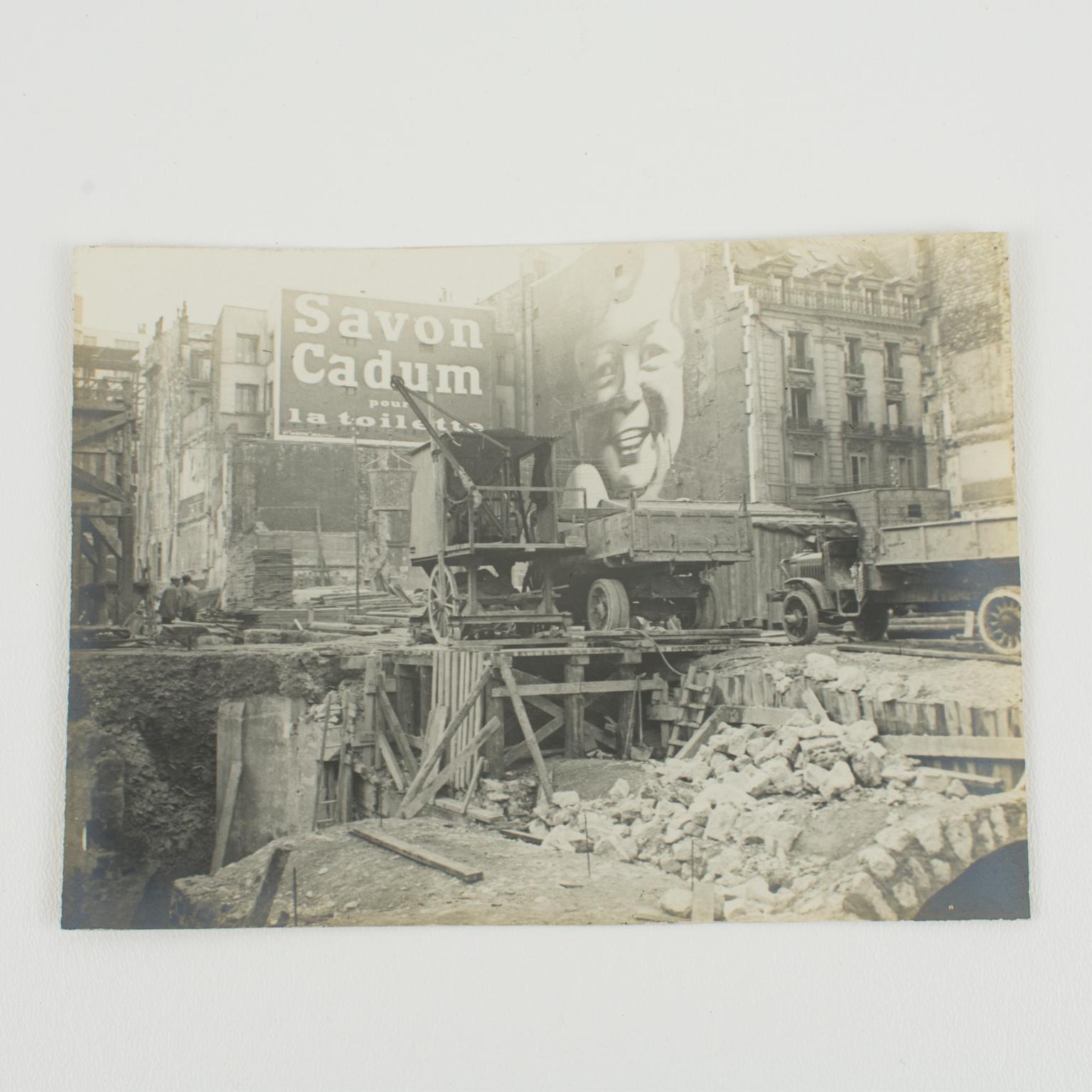 Une photographie originale en noir et blanc à la gélatine argentique. Chantier de construction sur le boulevard Haussmann à Paris, France, 19 juin 1926. 
Vue du boulevard Haussmann à Paris avec un chantier de terrassement. À l'arrière-plan se trouve