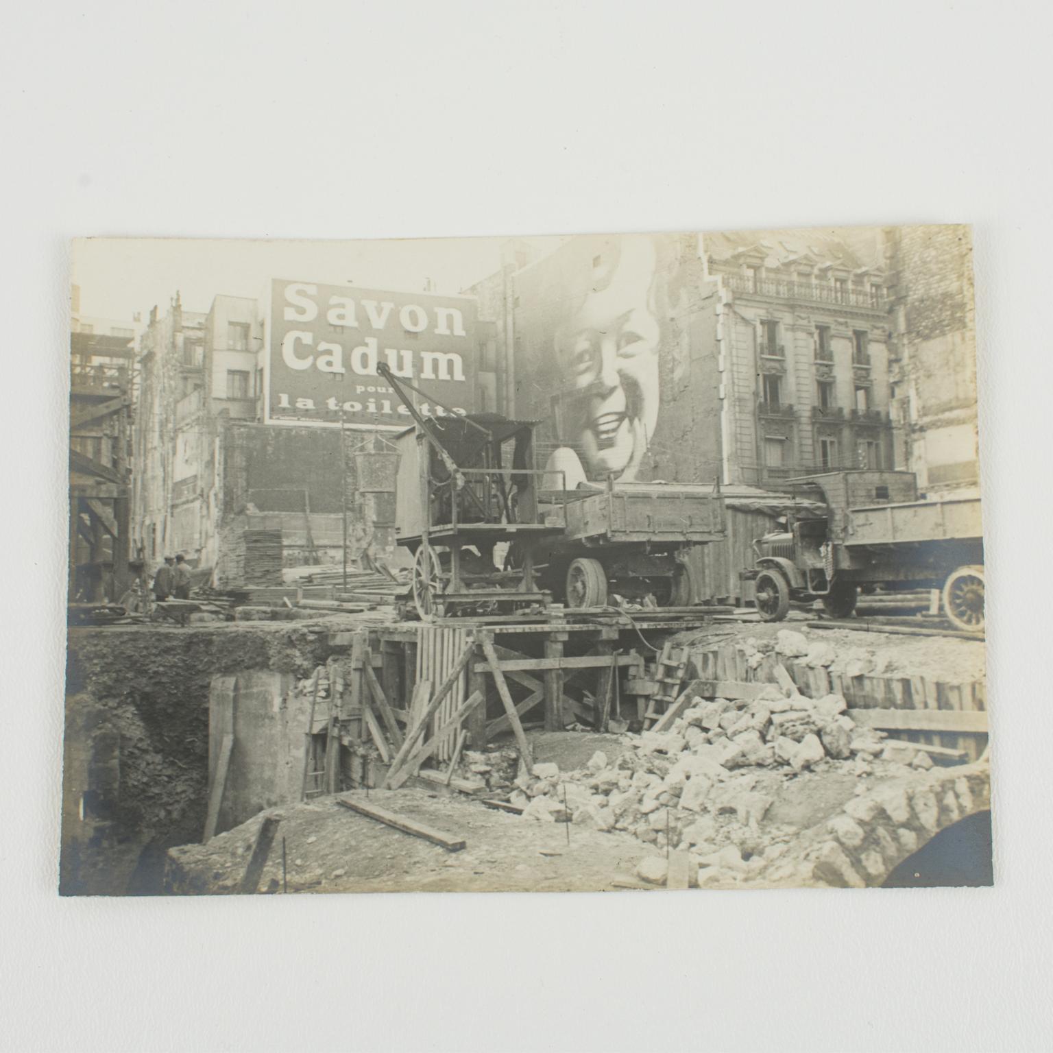 Construcción en el bulevar Haussmann, París 1926 - Fotografía en gelatina de plata B y W - Photograph Art Decó de Unknown