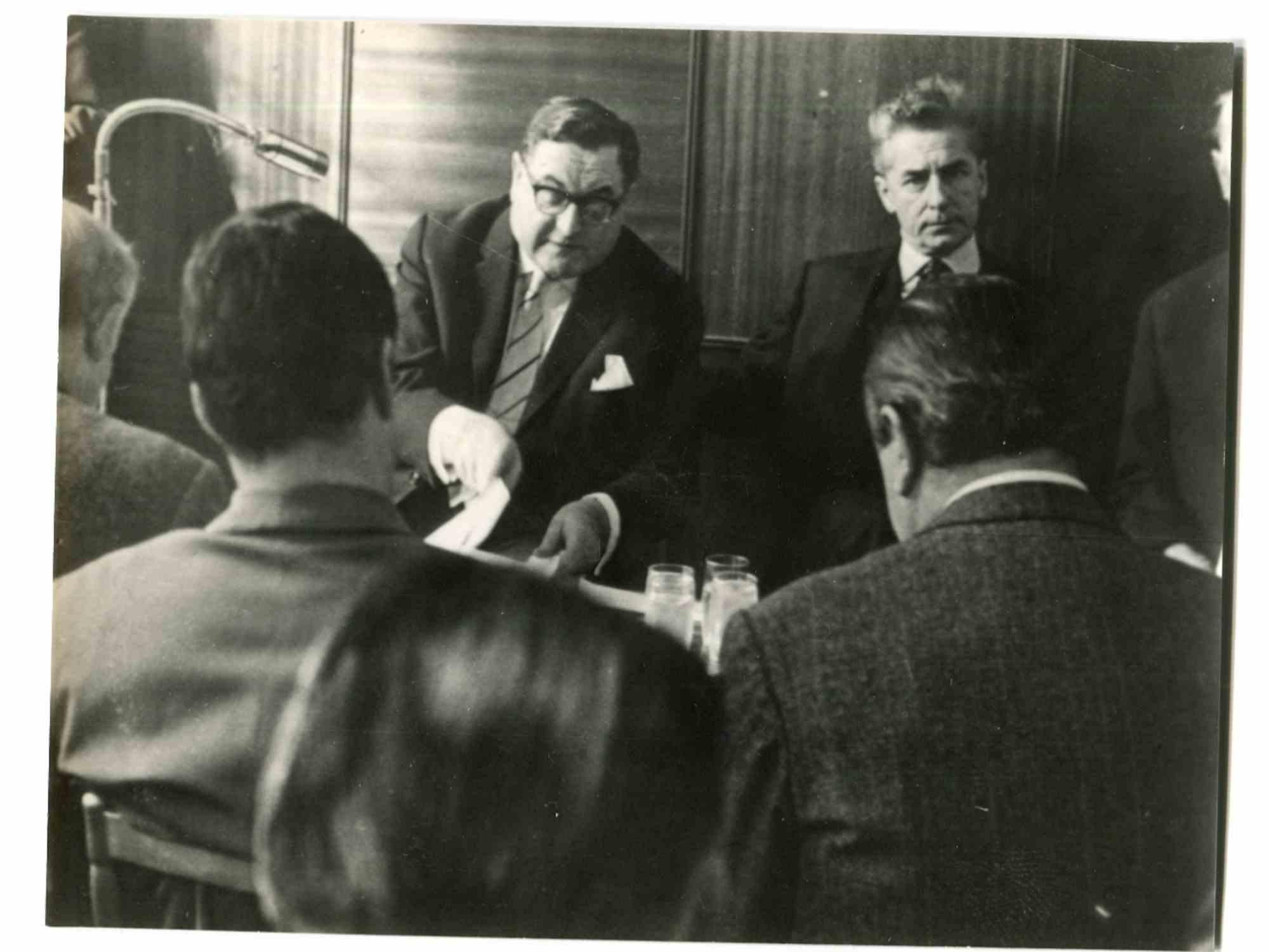 Unknown Black and White Photograph – Konversation – Herbert von Karajan – Mitte des 20. Jahrhunderts