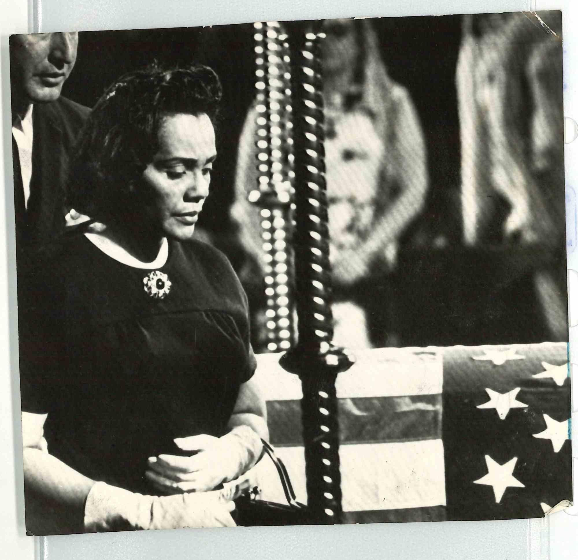 Figurative Photograph di Unknown - Coretta Scott King  Al Memorial - Foto d'epoca - 1968