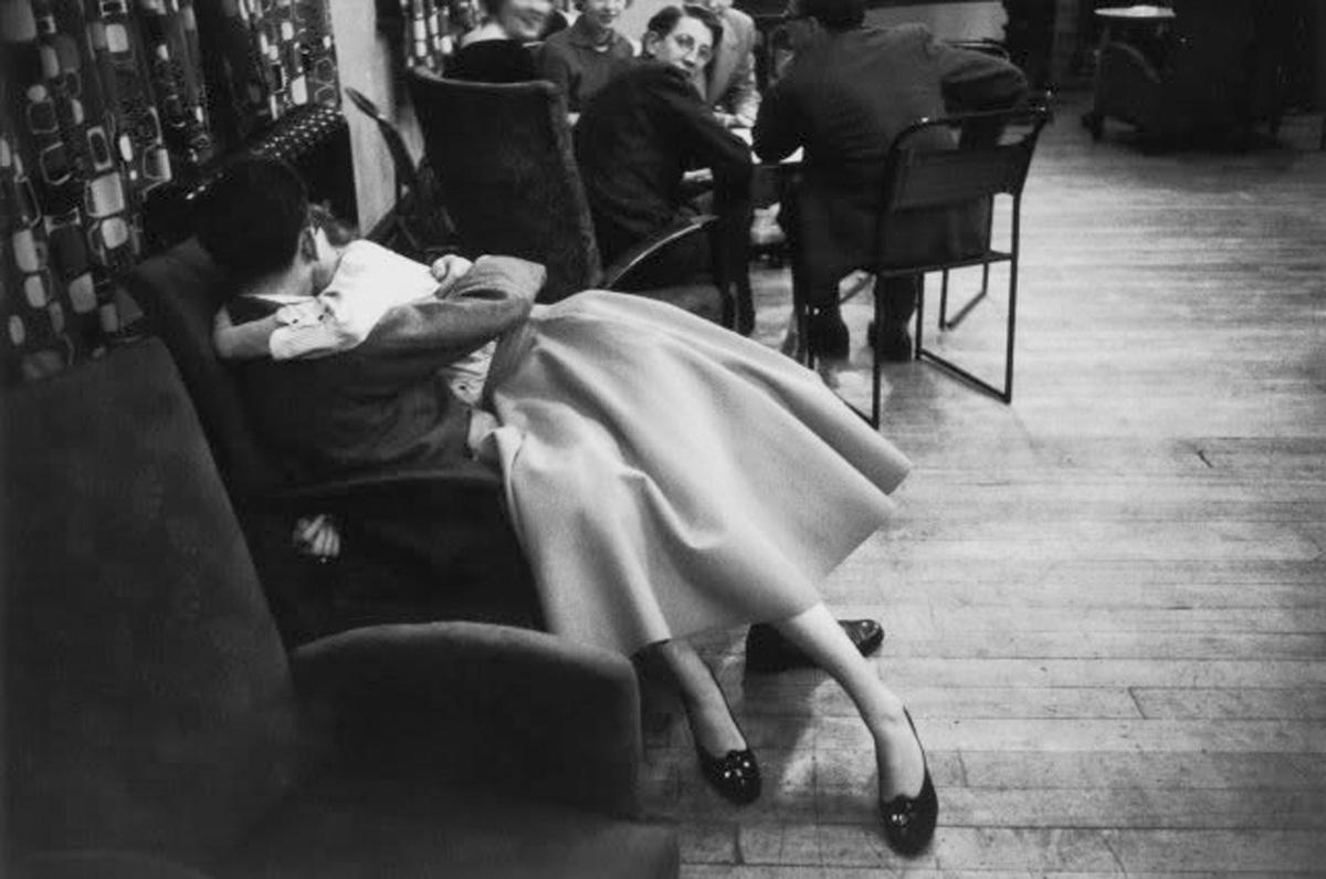 Unknown Black and White Photograph – Paar bei einer Party - Schwarz-Weiß-Monochrom-Druck, Getty Archive