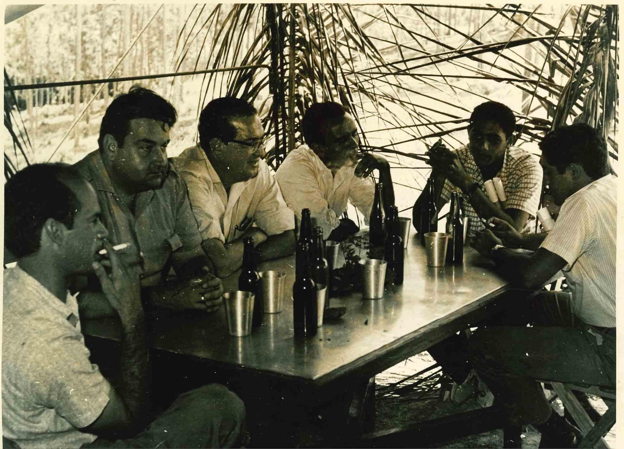 Unknown Figurative Photograph – Cuban Socialists – Historisches Foto – 1960er Jahre