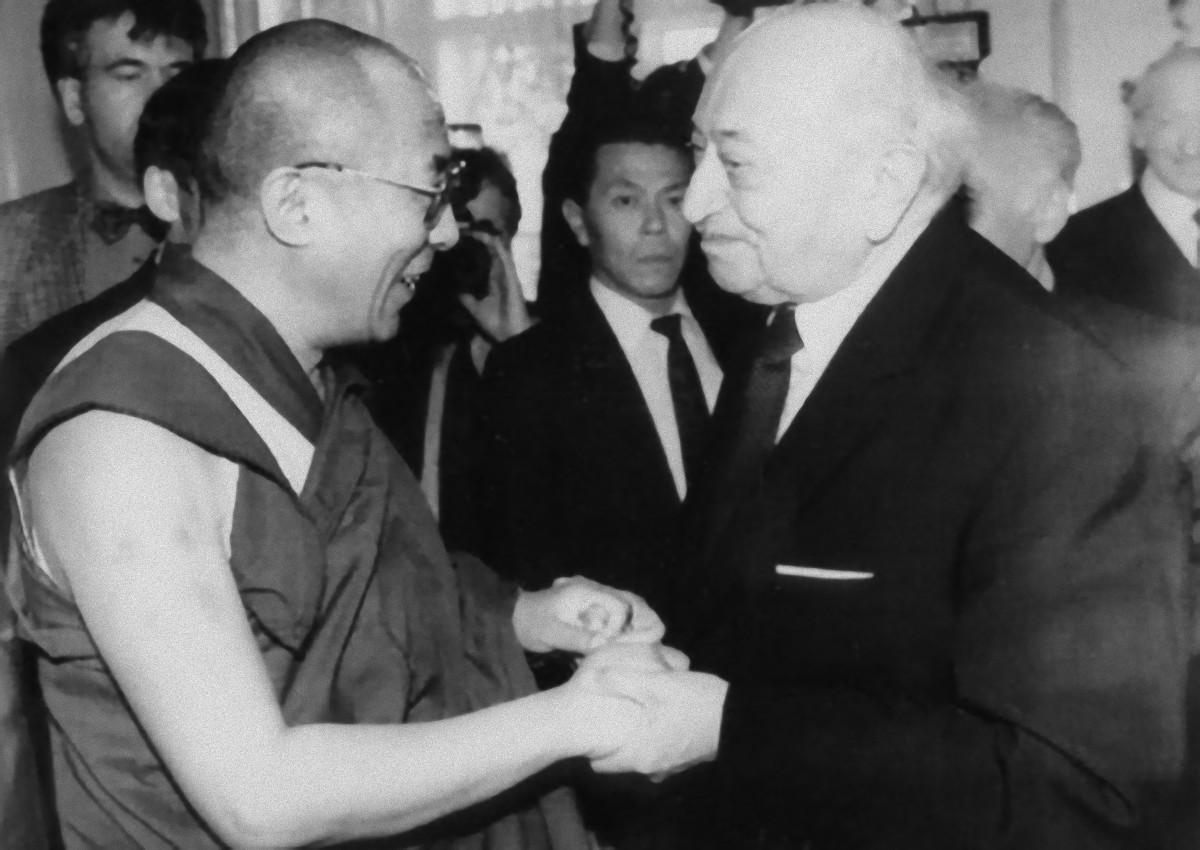 Unknown Figurative Photograph - Dalai Lama and Simon Wiesenthal - Vintage b/w Photograph - Early 1990s