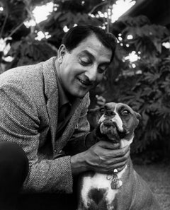 Danny Thomas acariciando a su perro