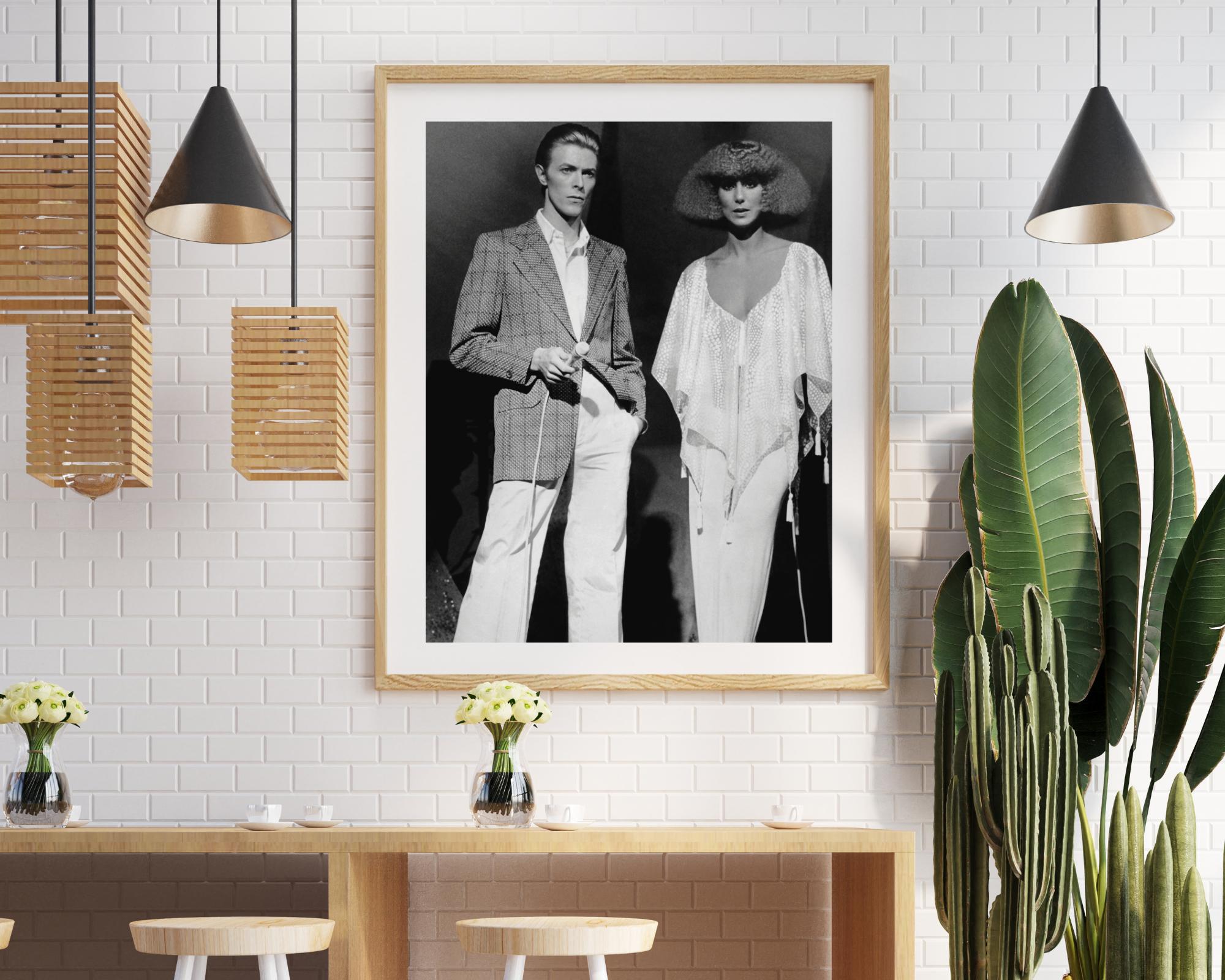 David Bowie et Cher : Les Icones de la mode de l'époque - Photograph de Unknown