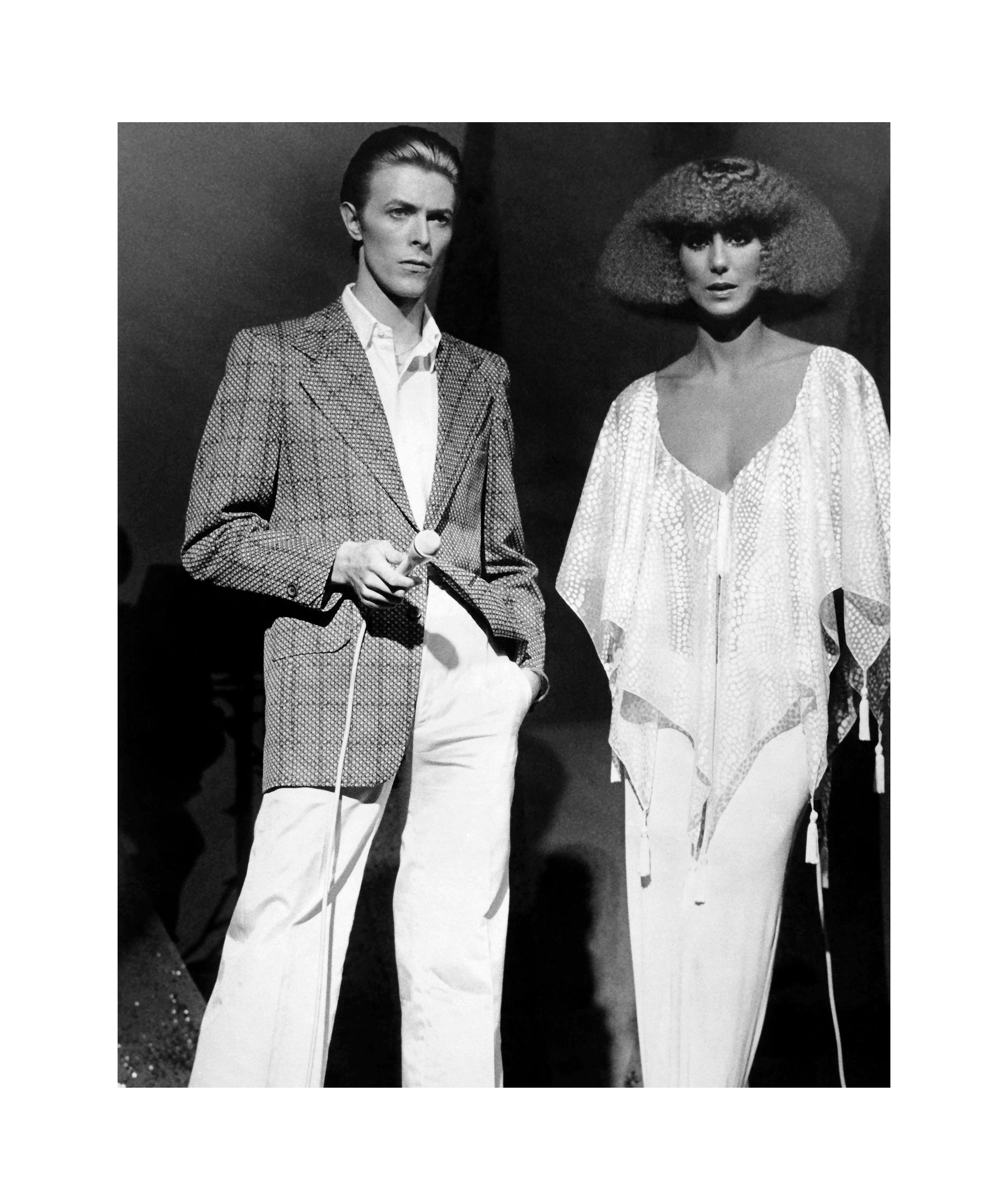 David Bowie et Cher : Les Icones de la mode de l'époque - Contemporain Photograph par Unknown