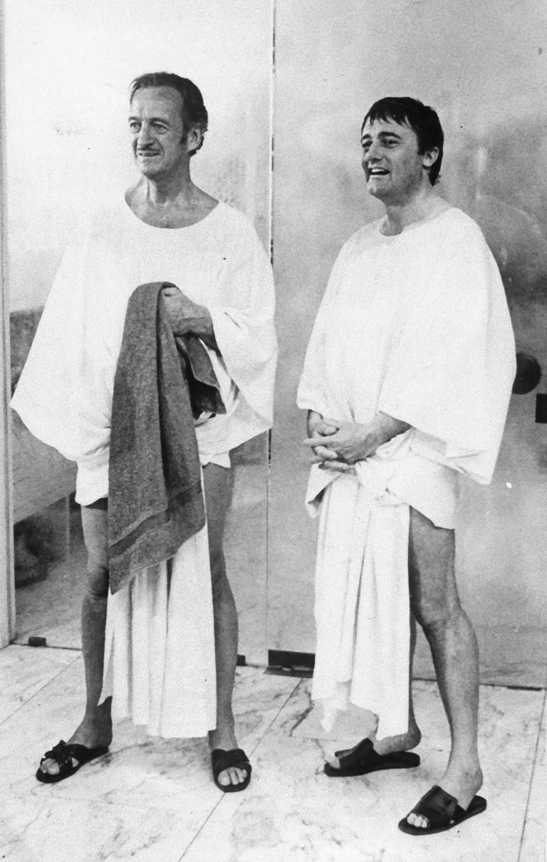 Black and White Photograph Unknown - David Niven et Robert Vaughn - Photographie vintage originale - 1970