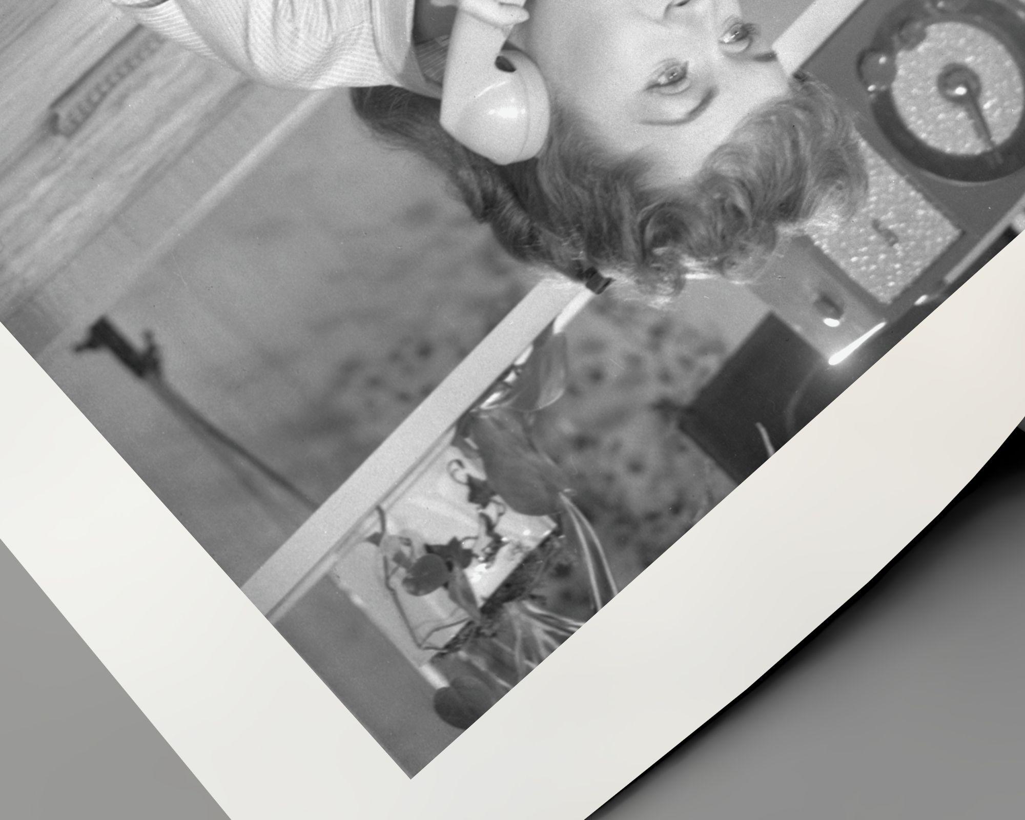 Debbie Reynolds hablando por teléfono - Photograph Contemporáneo de Unknown