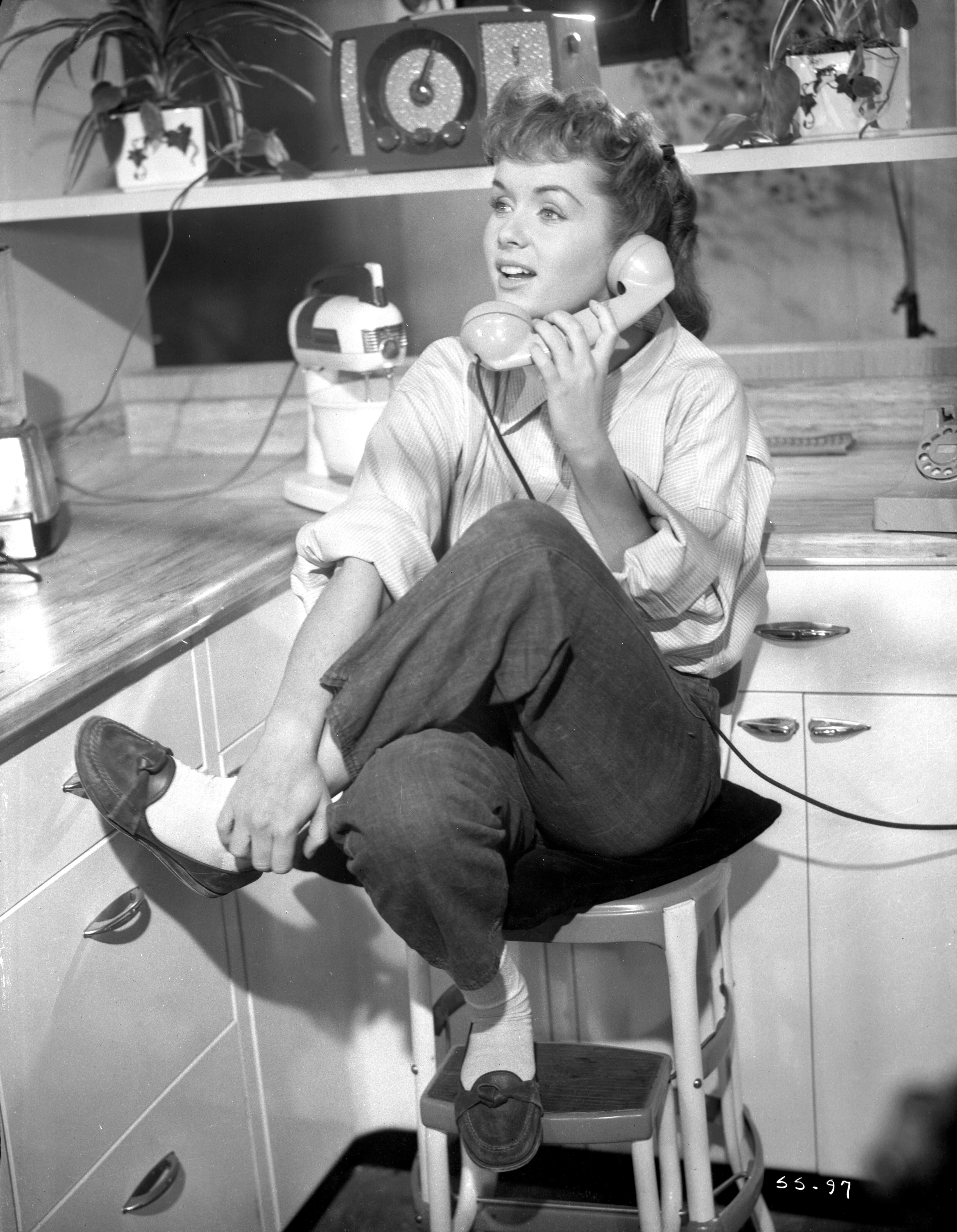 Black and White Photograph de Unknown - Debbie Reynolds hablando por teléfono