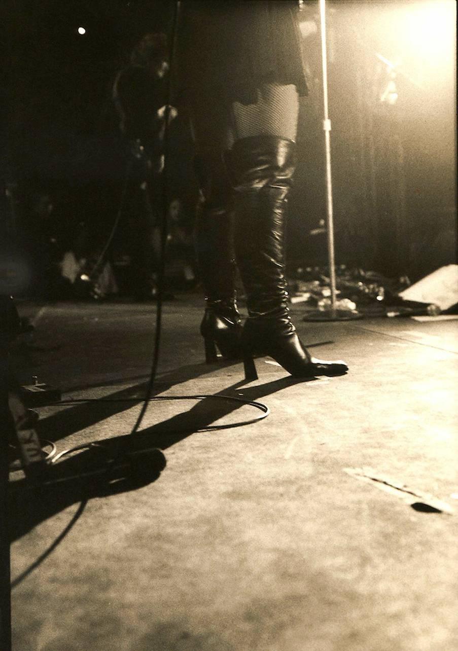 Black and White Photograph di Unknown - Le gambe di Debbie (Harry)