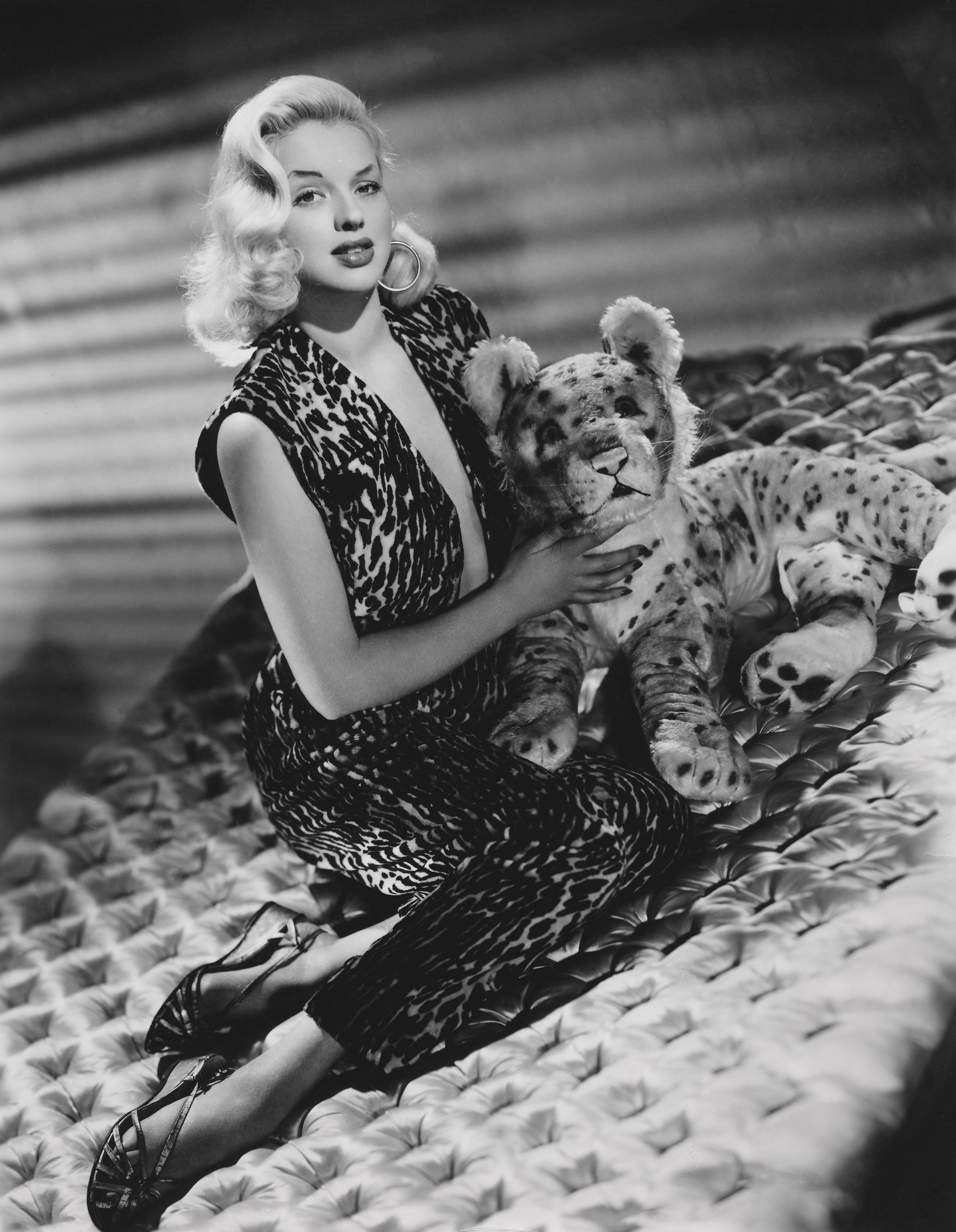 Unknown Black and White Photograph - Diana Dors with Stuffed Cat Movie Star News Fine Art Print
