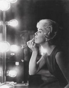 „Doris Day Applies Lipstick“ (Silberner Gelatinesilberdruck)