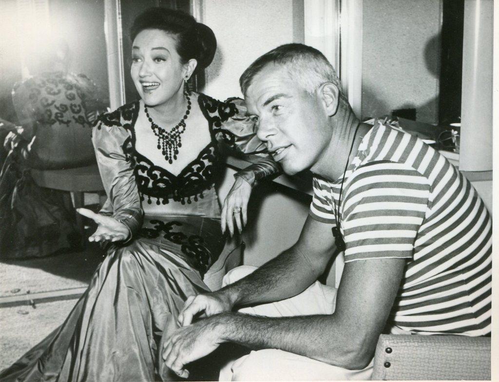 Unknown Portrait Photograph – Dorothy Lemour und Lee Marvin - Original-Vintage-Fotografie - 1962