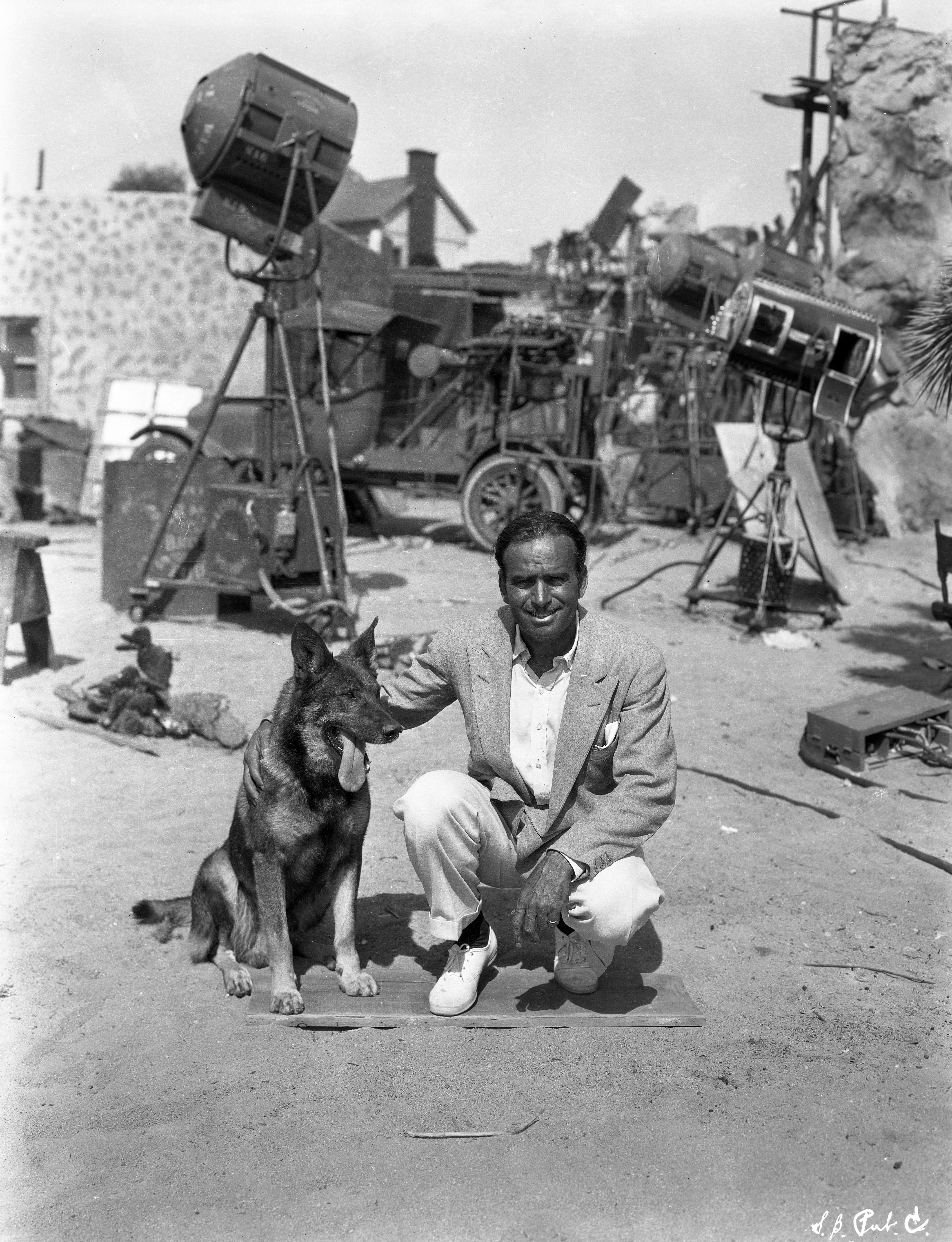 Unknown Portrait Photograph – Douglas Fairbanks Jr mit Hund