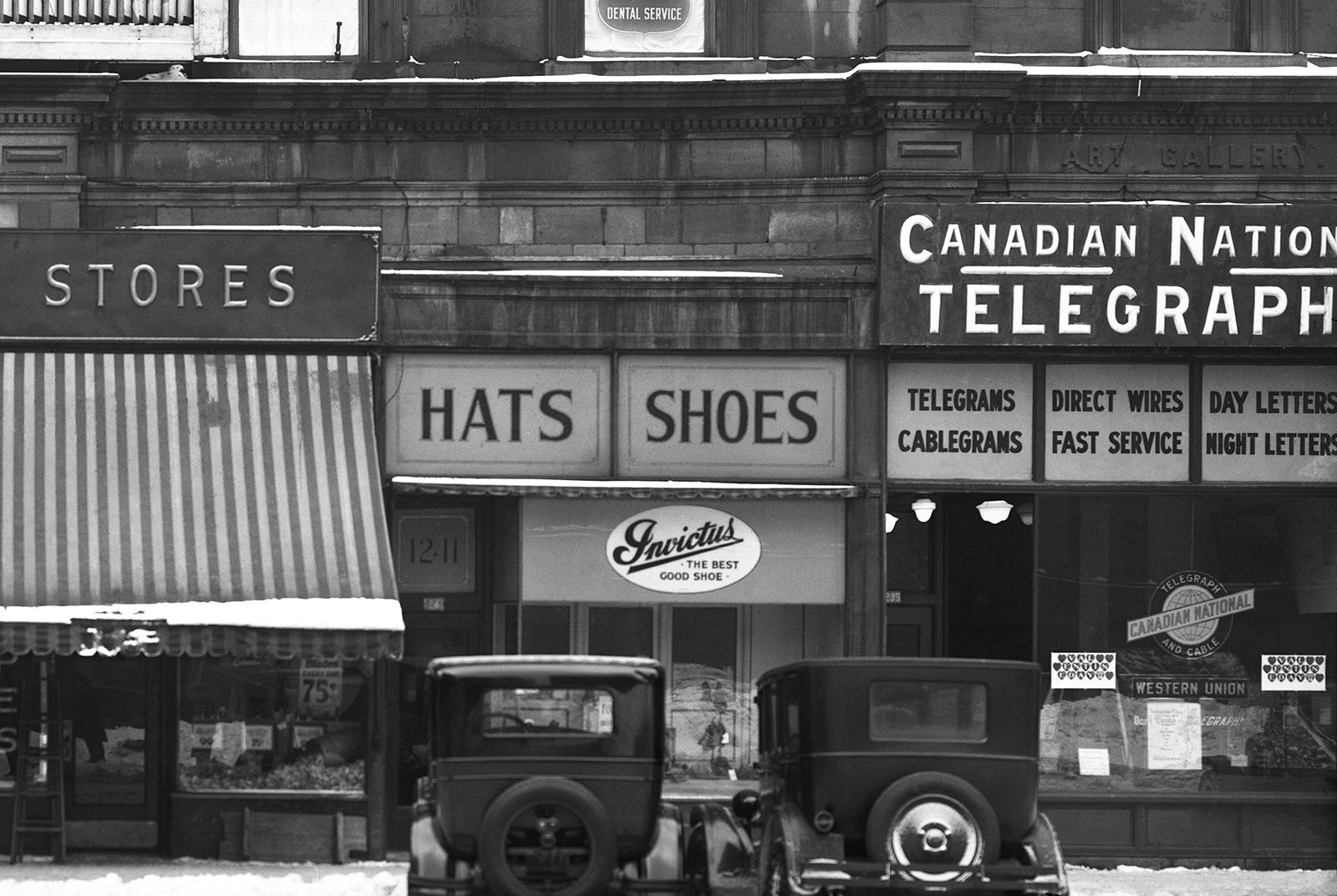 Dr Decarie - Impresión artística de archivo, Blanco negro, Montreal, cuadrado Phillips - Photograph de Unknown