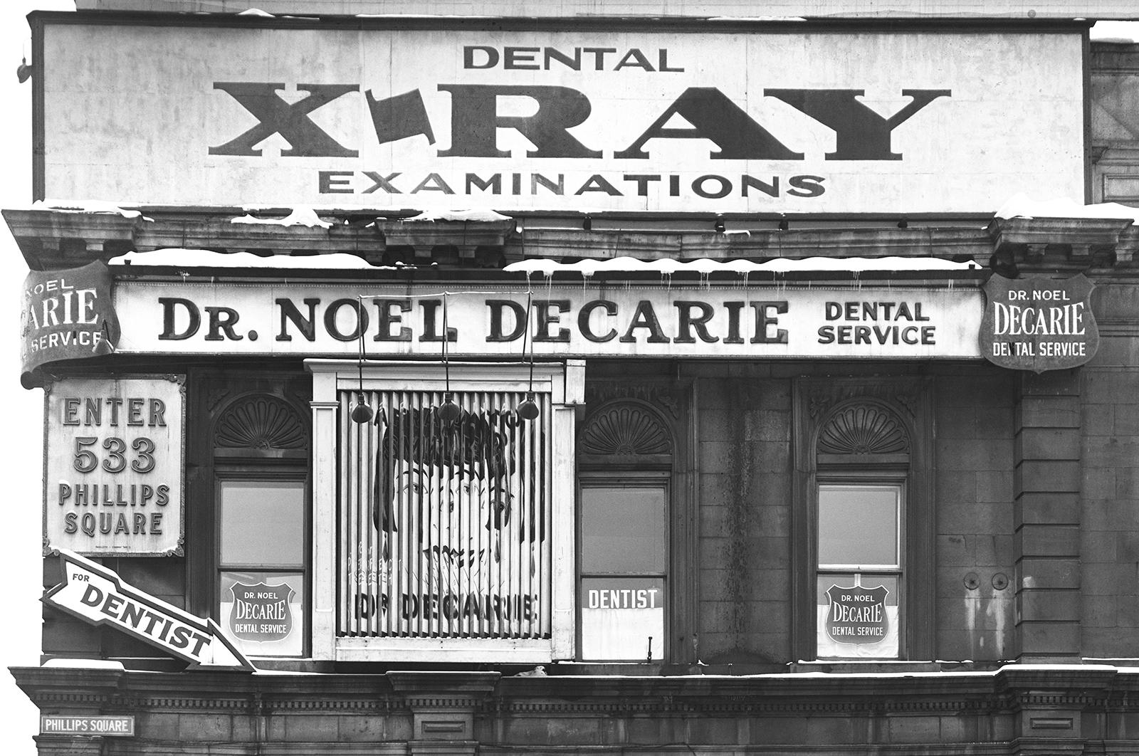 Dr Decarie - Impresión artística de archivo, Blanco negro, Montreal, cuadrado Phillips - Photograph Académico de Unknown