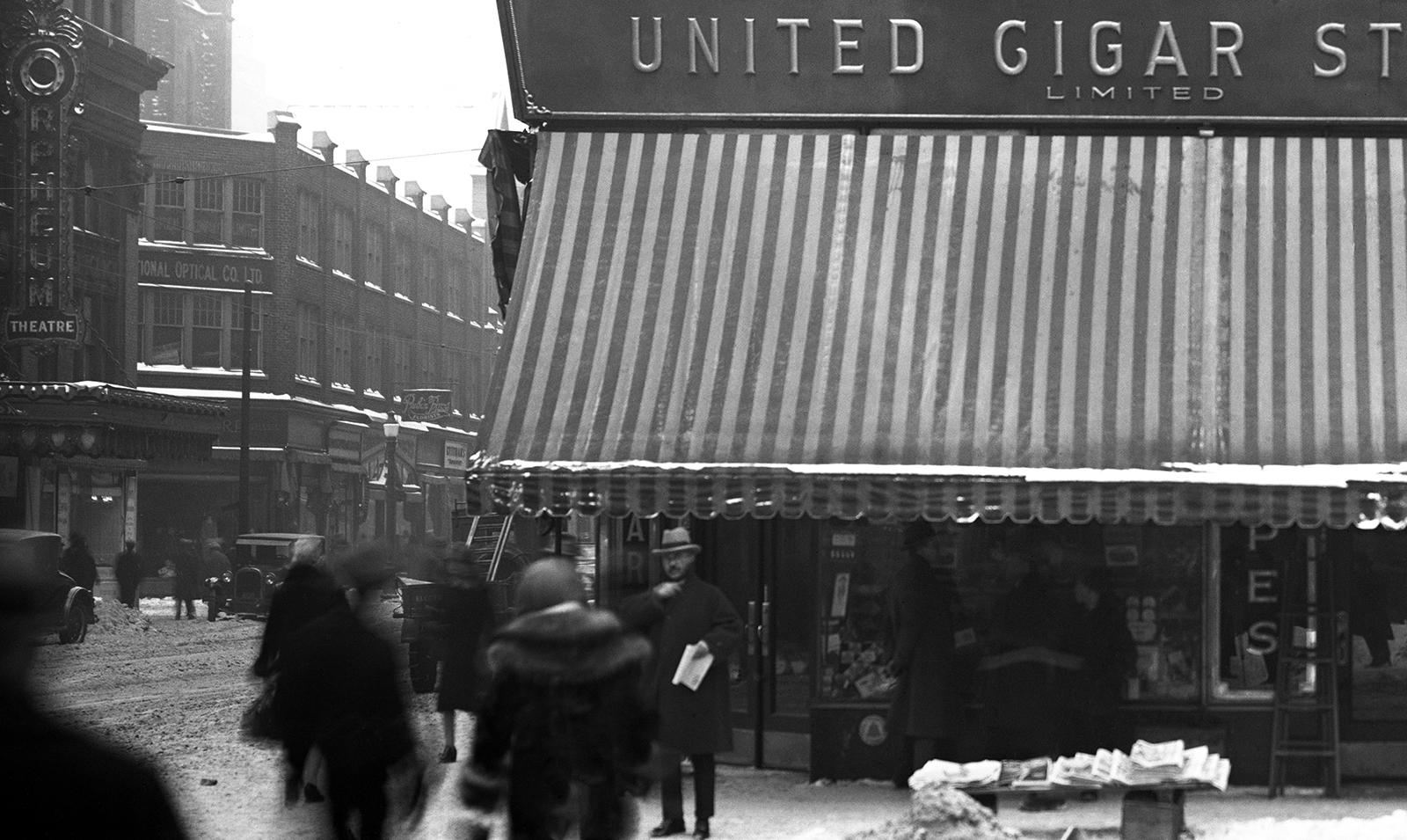 Impresión con pigmentos de archivo sobre papel Hahnemühle Photo Rag® Baryta 315 g/m² de una fotografía de una esquina de Montreal cerca del día de San Valentín de 1925 titulada ' Dr Decarie '. 

Sin enmarcar 
Consultorio del Dr. Noel Decarie,
